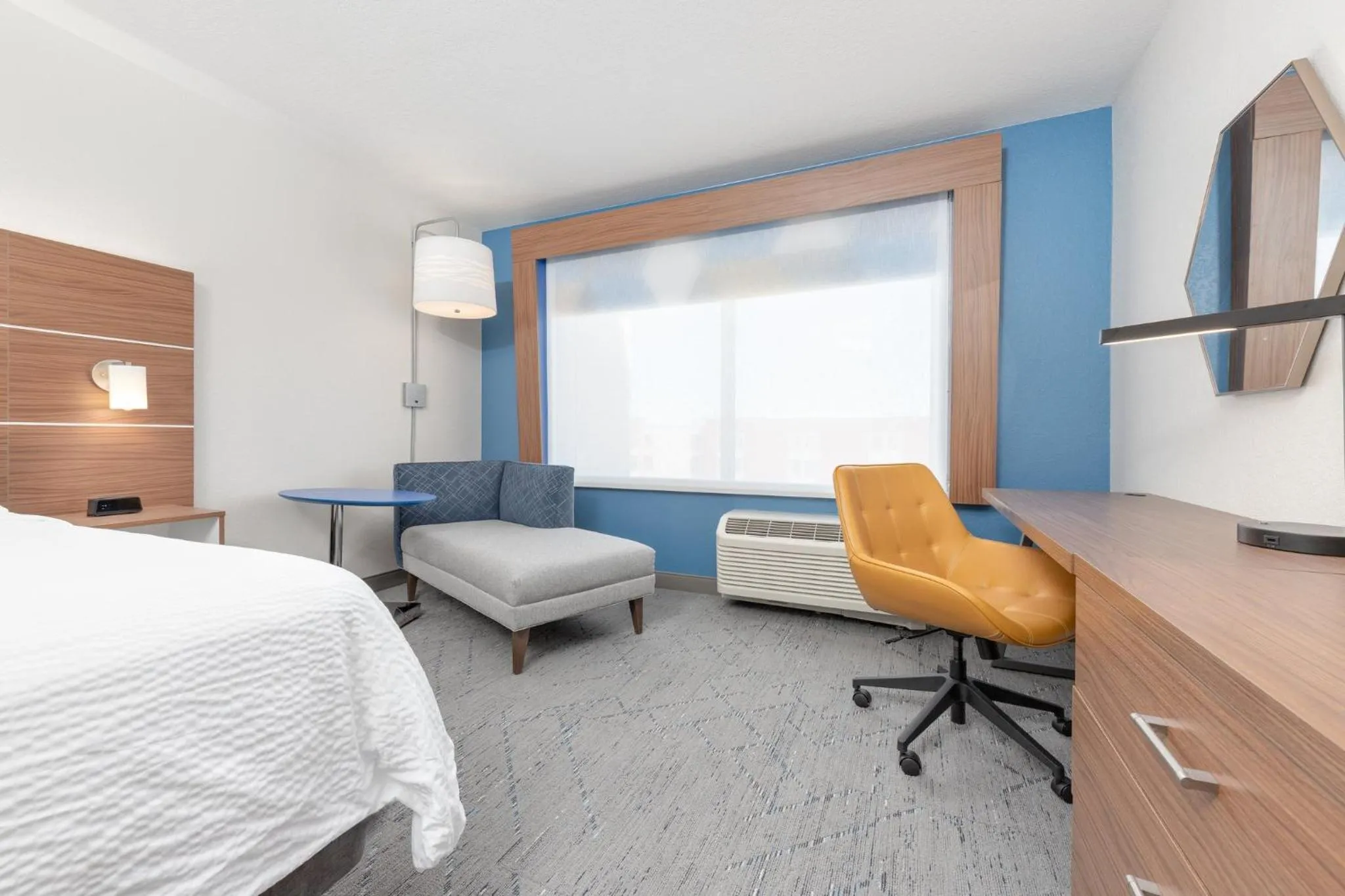 Photo of the whole room, Bed in Holiday Inn Express & Suites Moore by IHG
