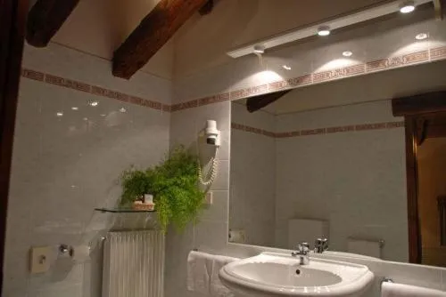 Bathroom in Hotel L'Ultimo Mulino