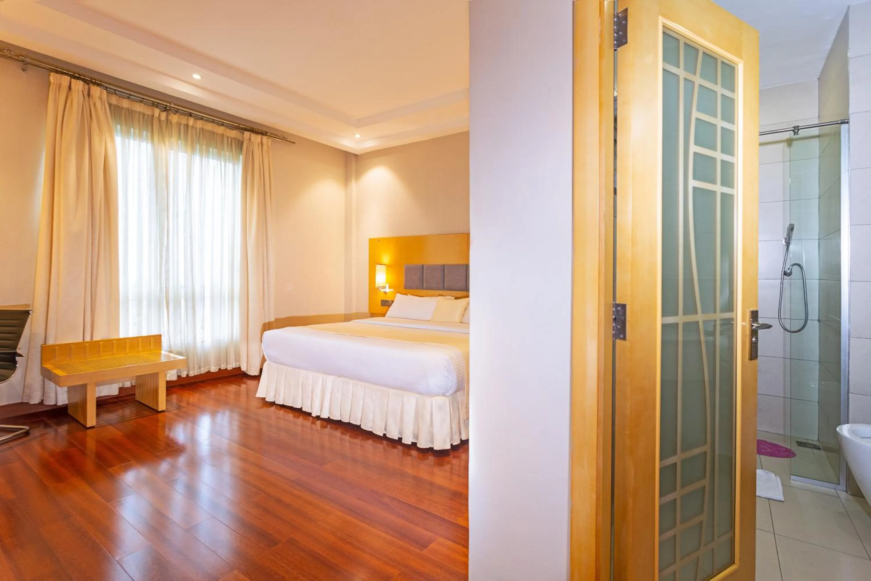 Shower, Bed in Three Steers Hotel