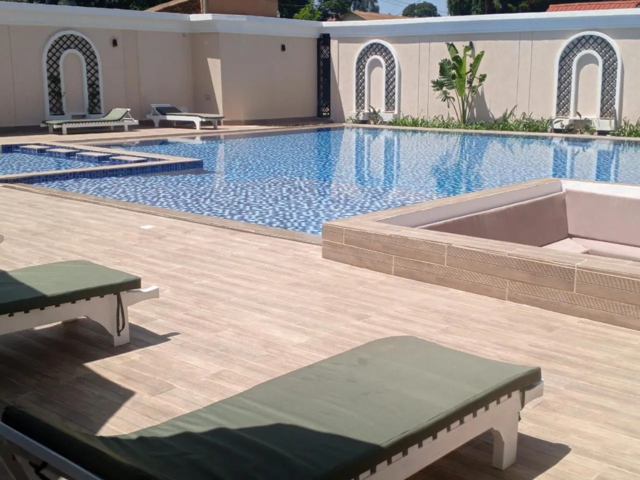 Swimming pool in Three Steers Hotel