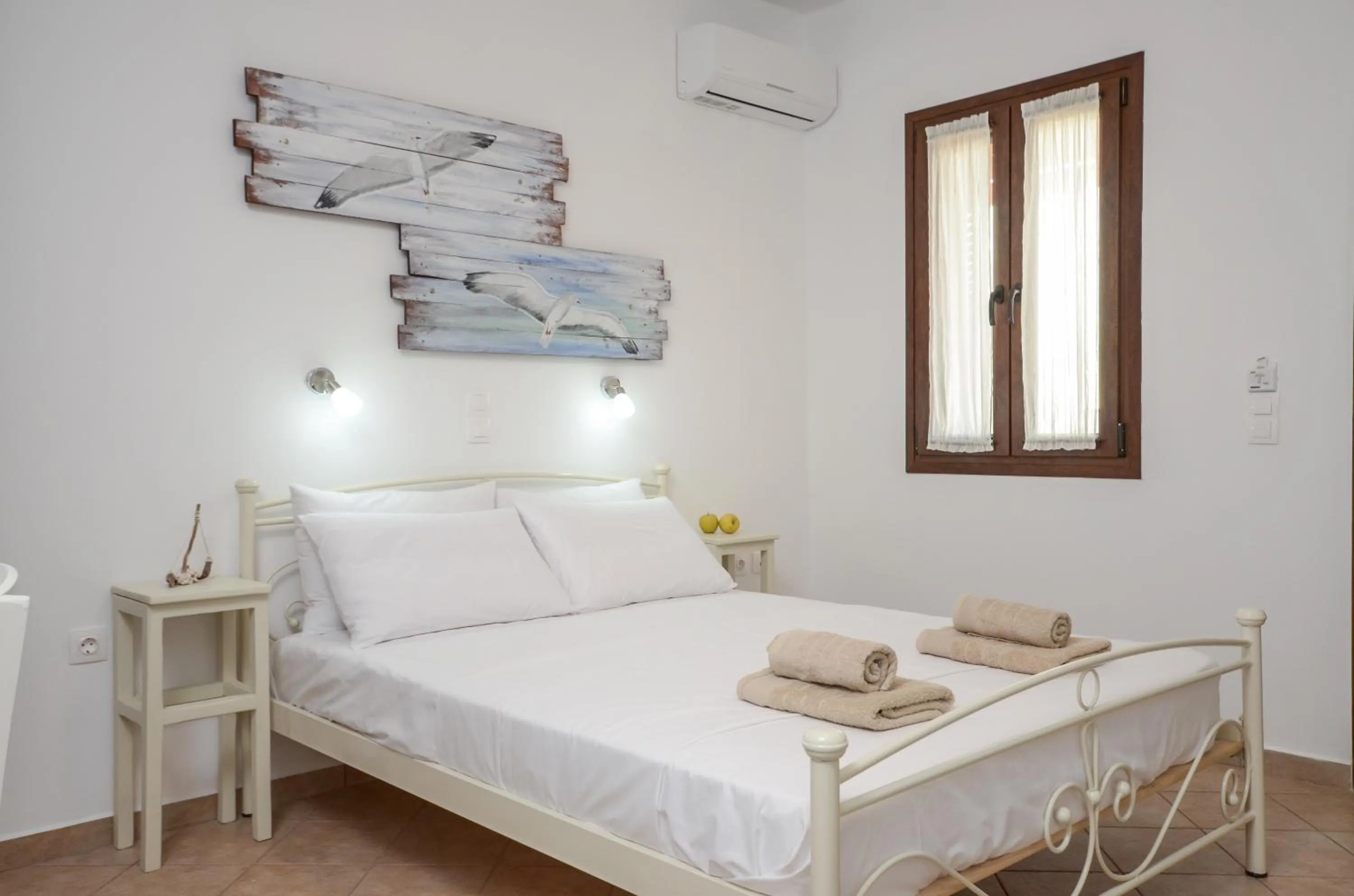 Photo of the whole room, Bed in Villa Kastraki