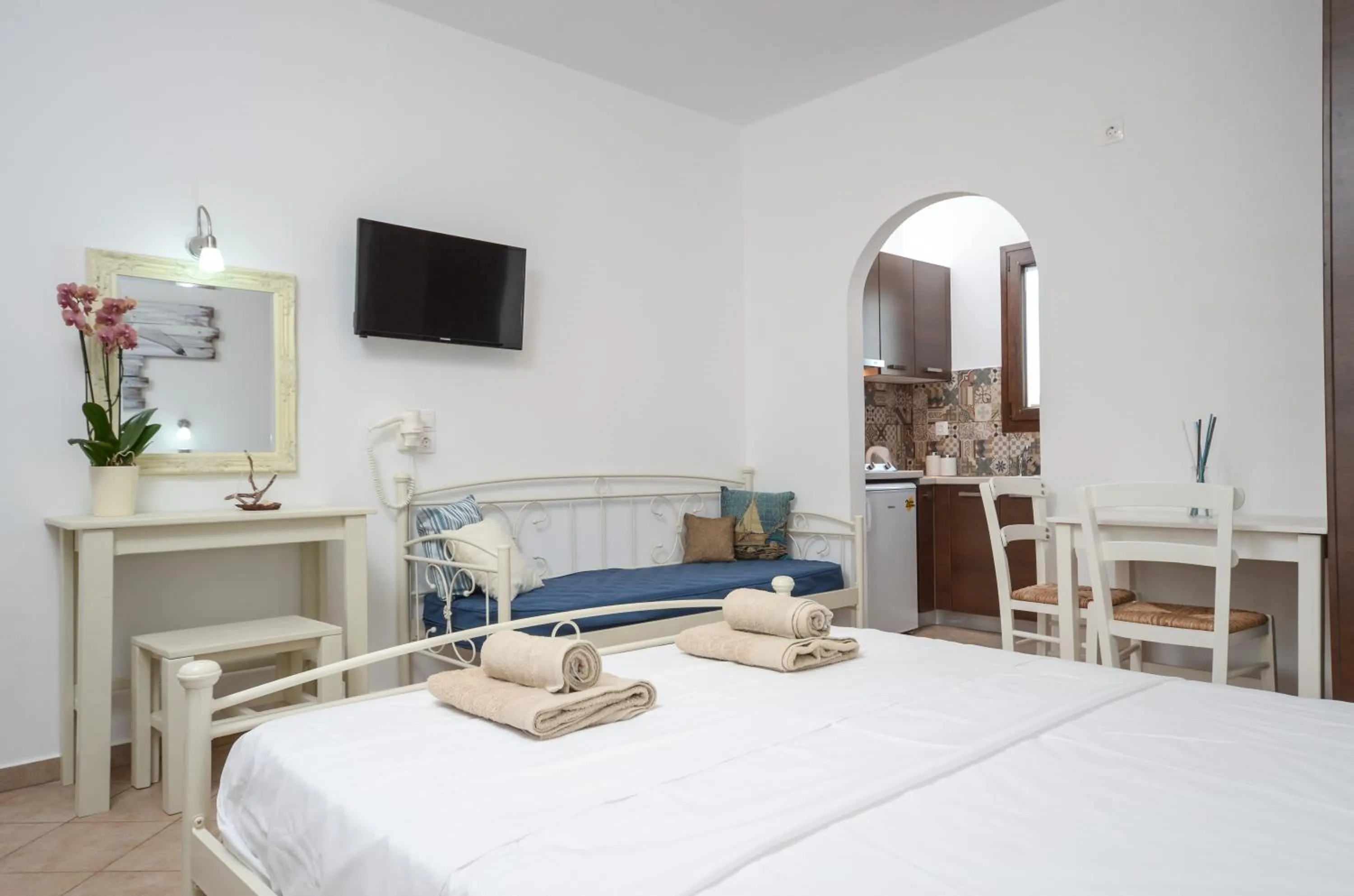 Photo of the whole room, Bed in Villa Kastraki