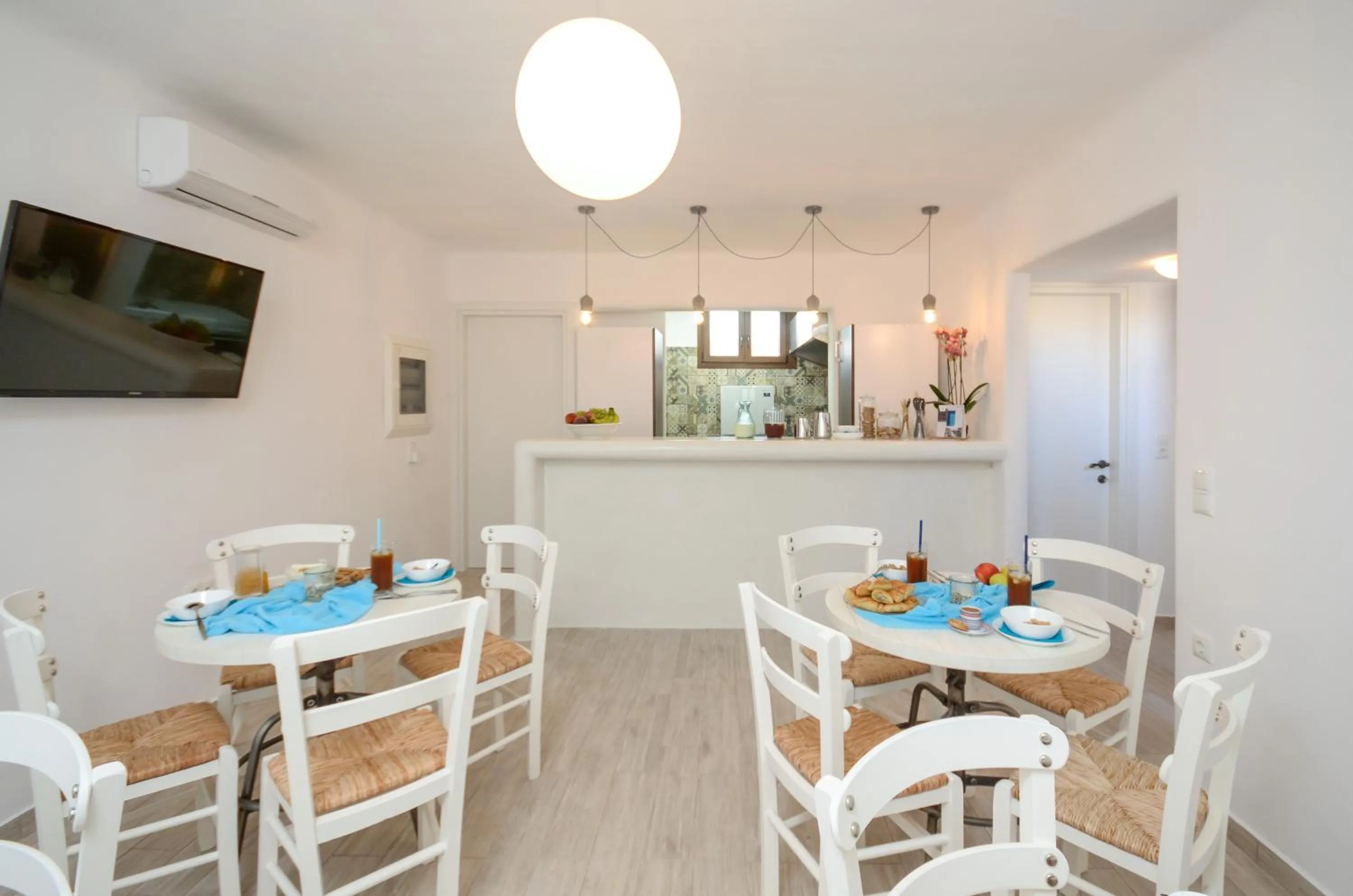 Communal lounge/ TV room in Villa Kastraki