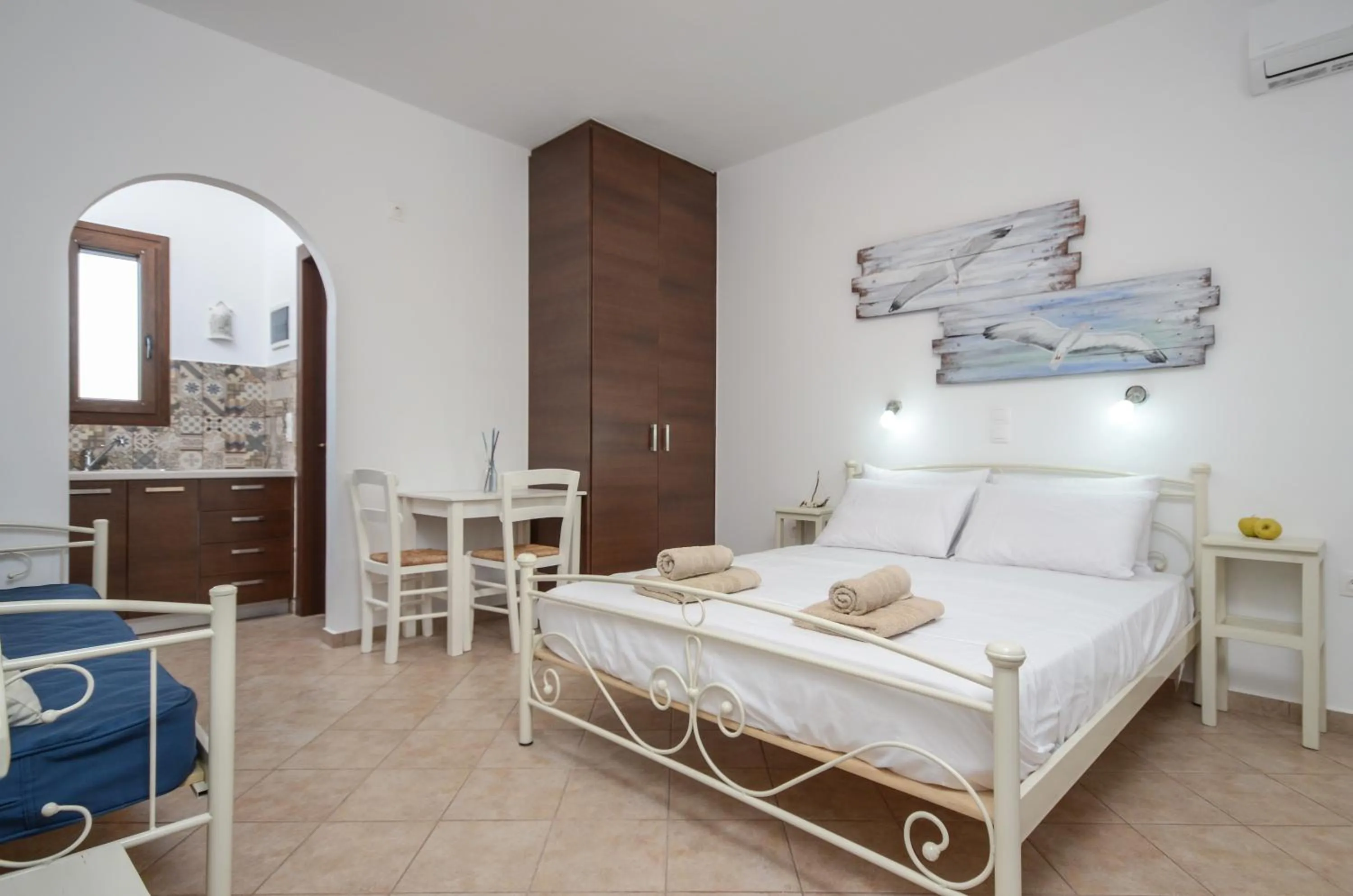 Photo of the whole room, Bed in Villa Kastraki