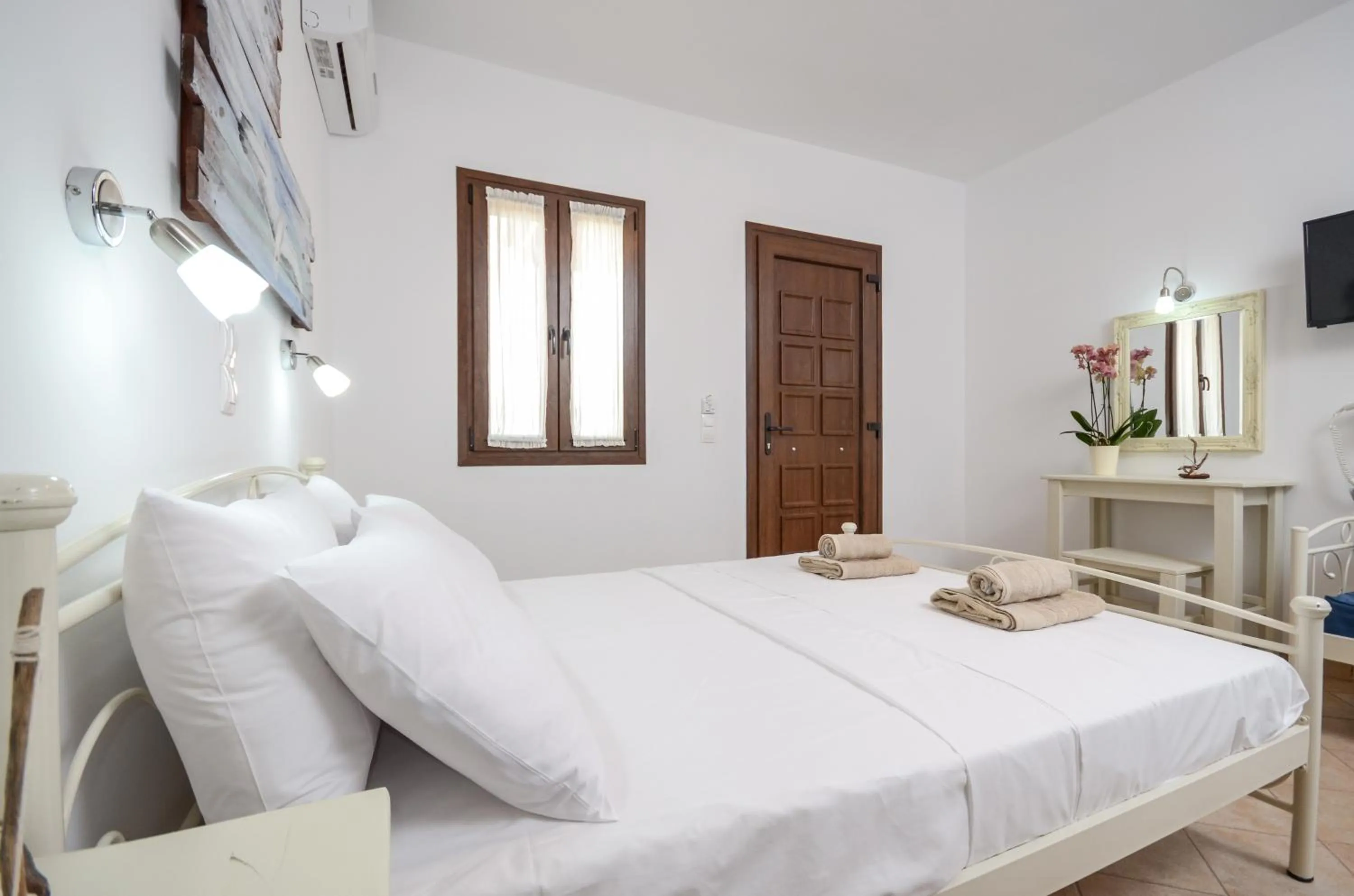 Photo of the whole room, Bed in Villa Kastraki
