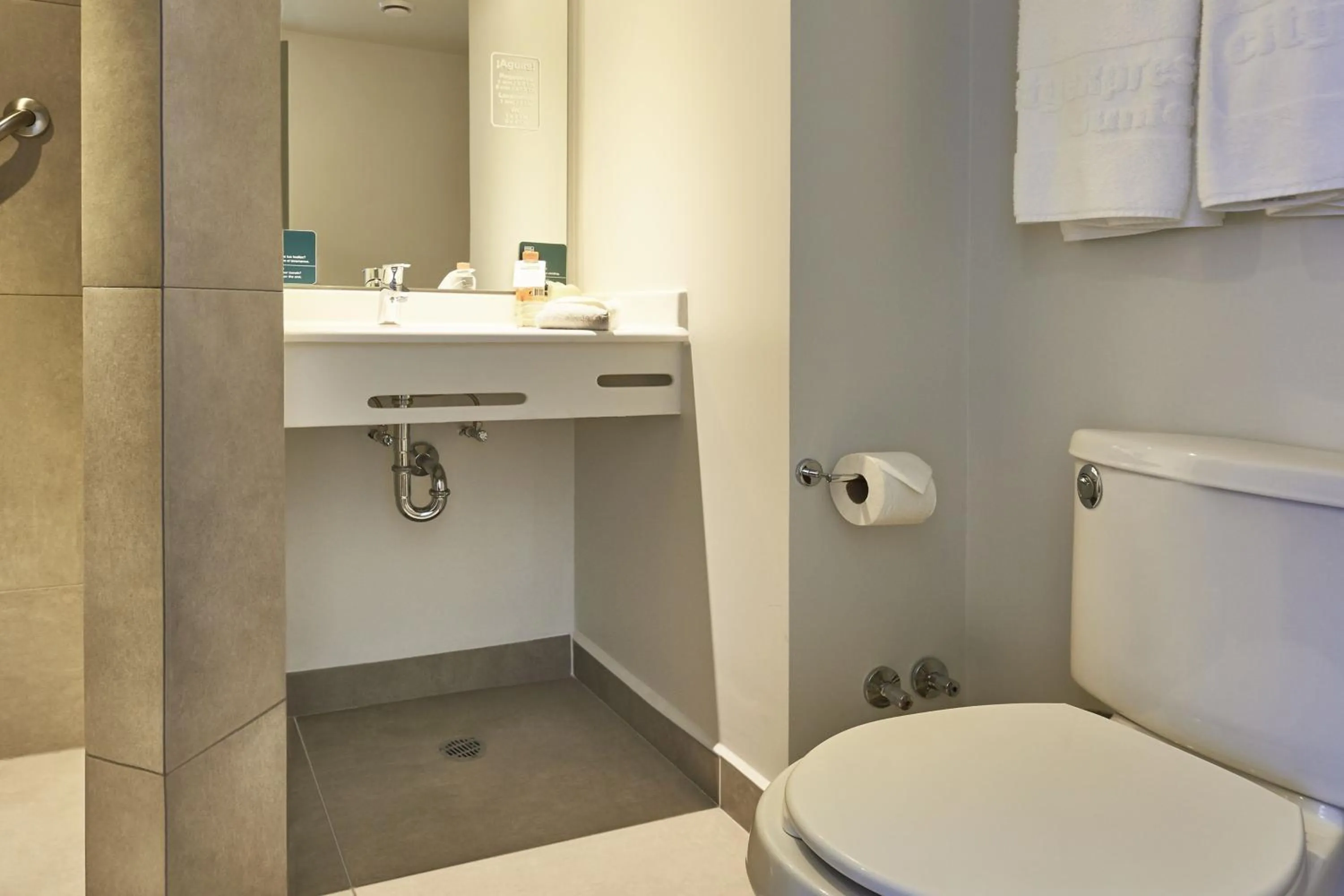 Bathroom in City Express Junior by Marriott Toluca Zona Industrial
