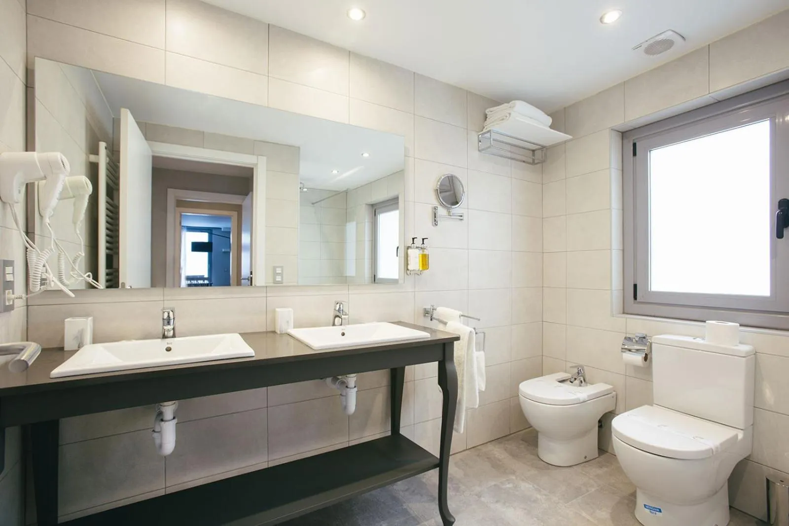 Bathroom in Legazpi Doce Rooms & Suites