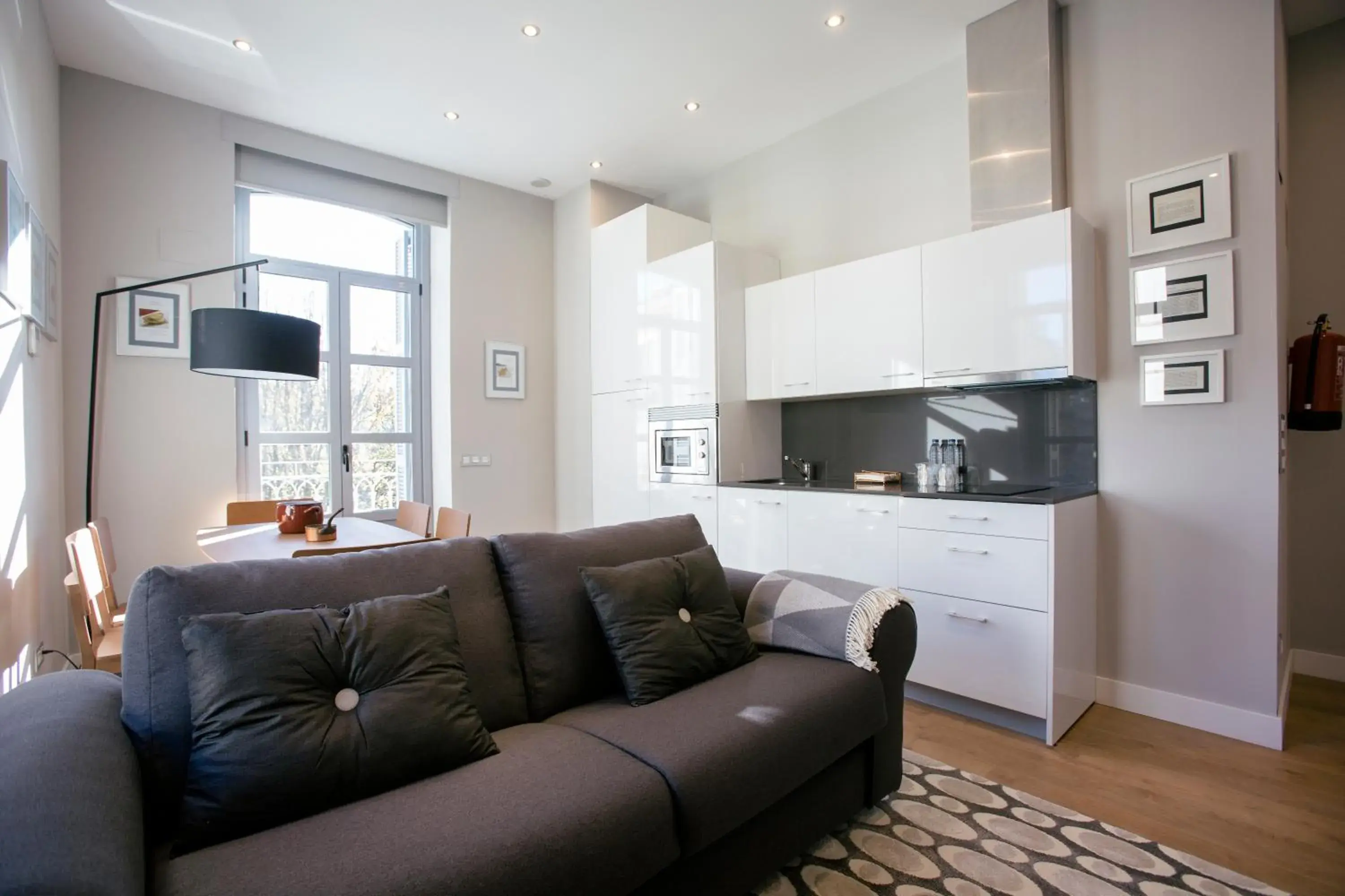 Three-Bedroom Apartment with Balcony in Legazpi Doce Rooms & Suites Three-Bedroom Apartment with Balcony in Legazpi Doce Rooms & Suites