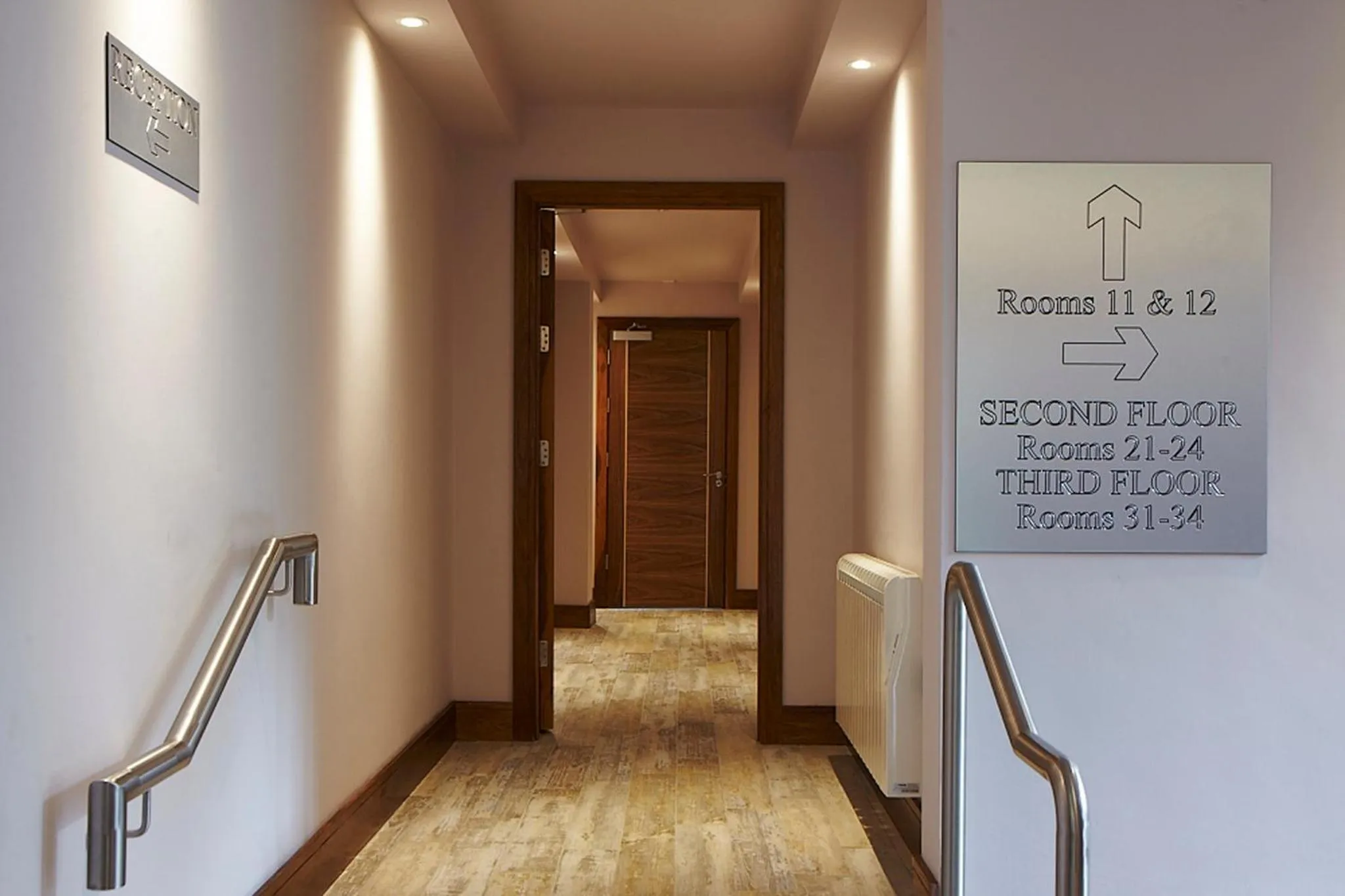 Logo/Certificate/Sign in Clody Lodge