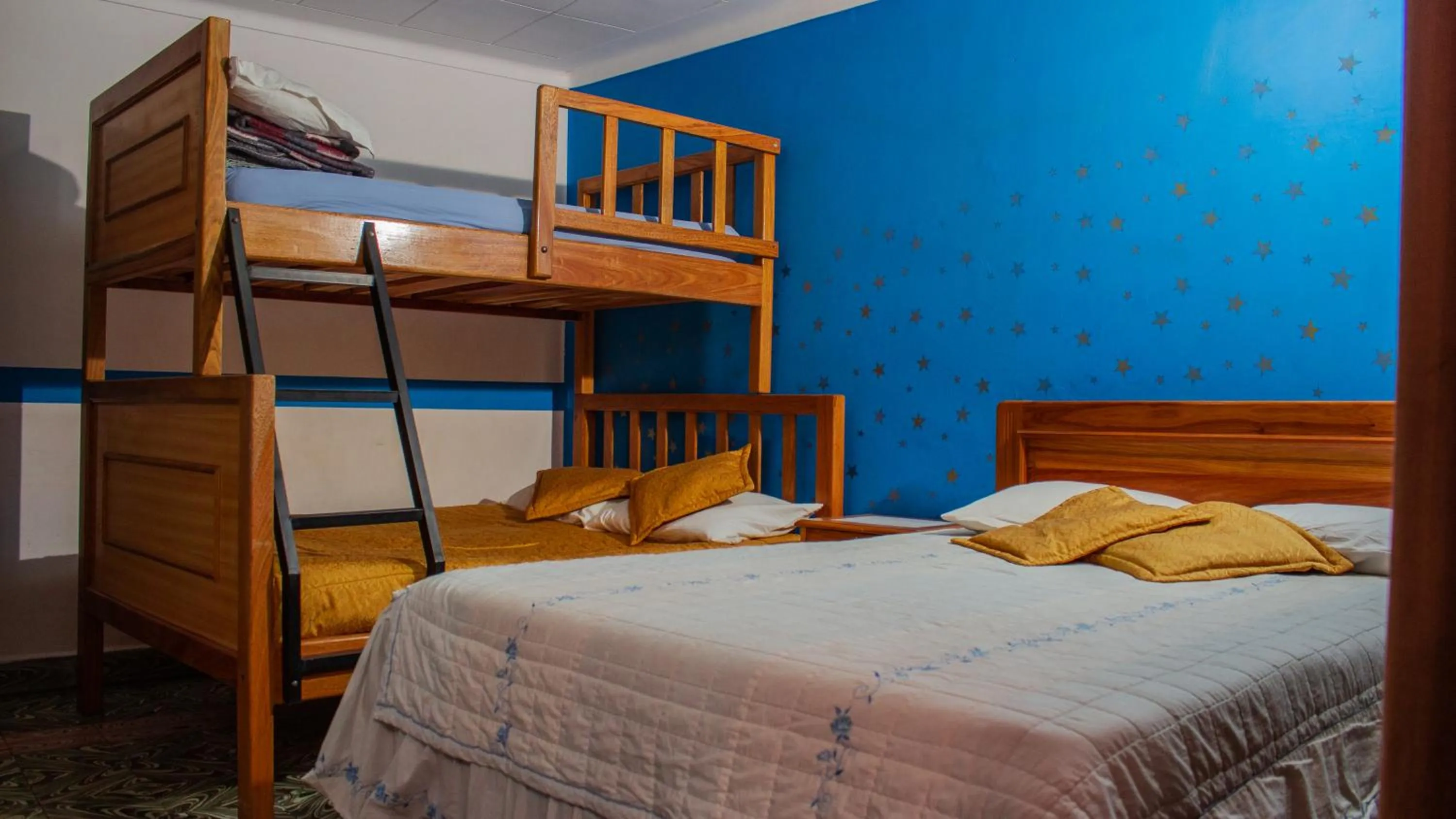 Photo of the whole room, Bed in Mi Angeline