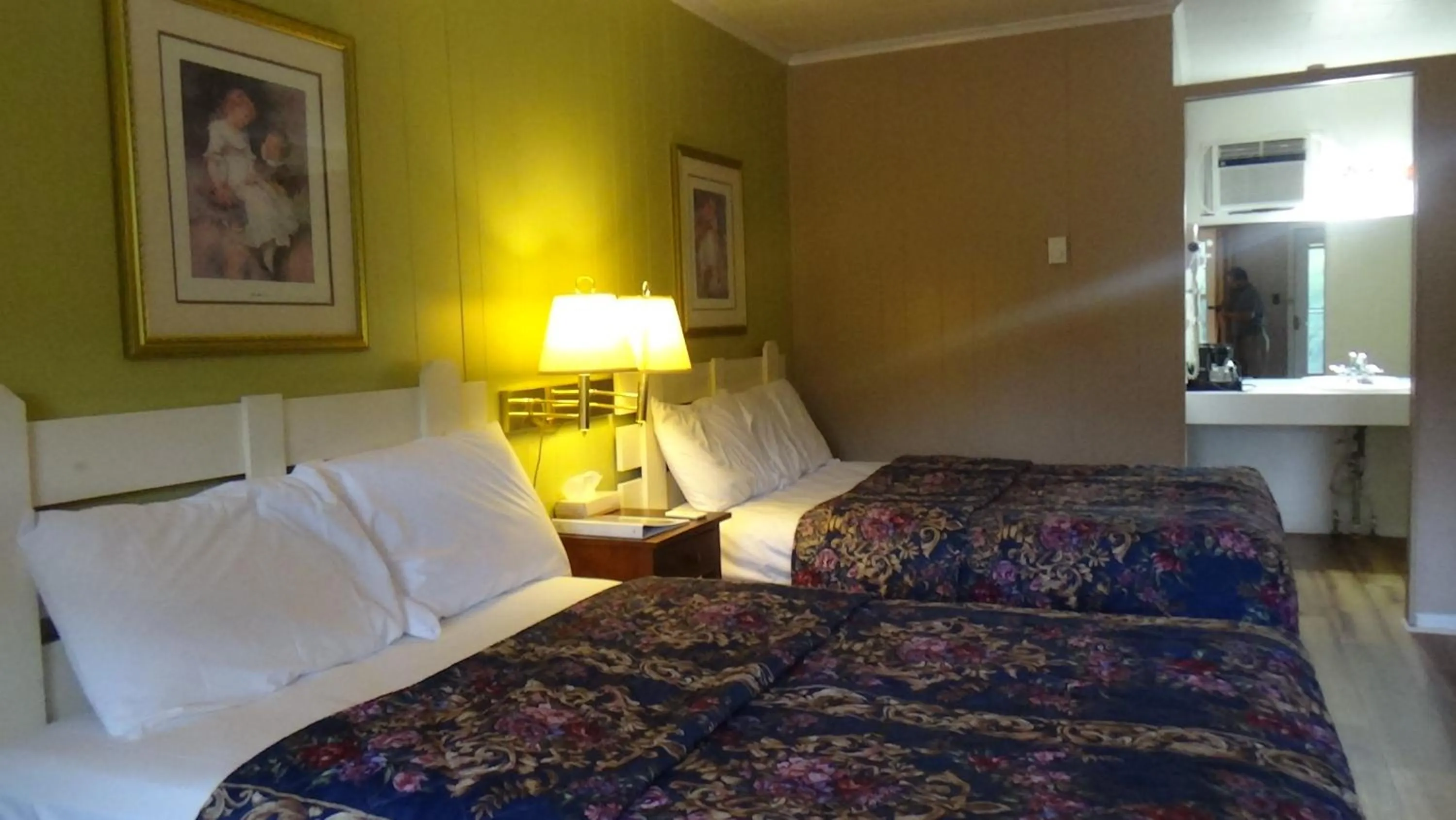 Bed in Roseloe Motel