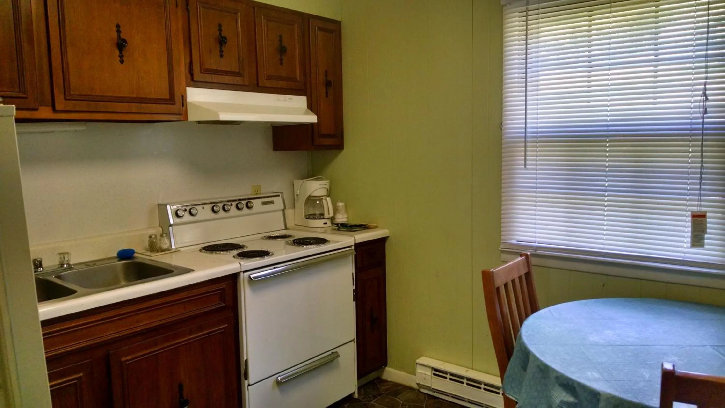 Kitchen or kitchenette in Roseloe Motel