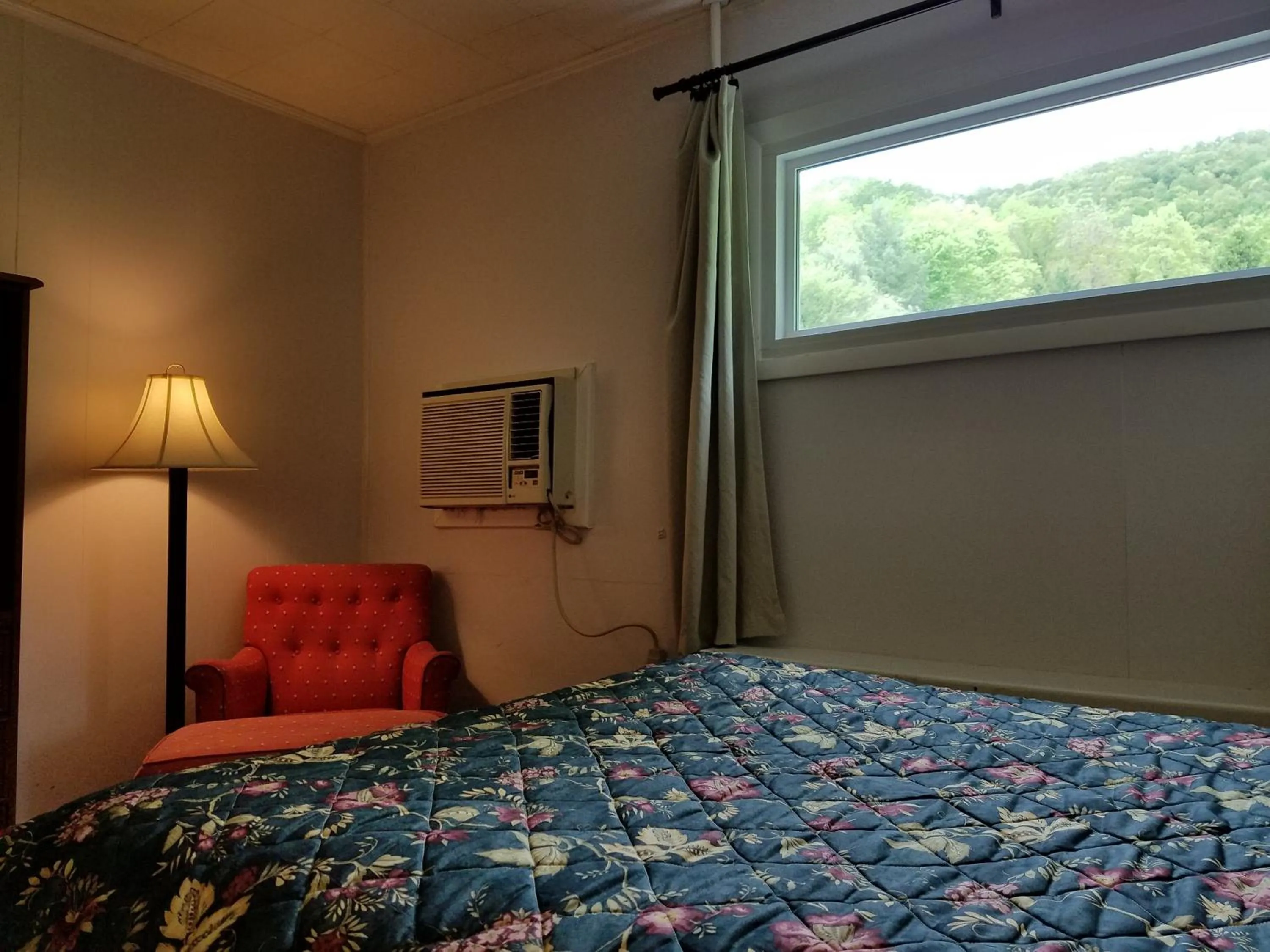 Seating area, Bed in Roseloe Motel