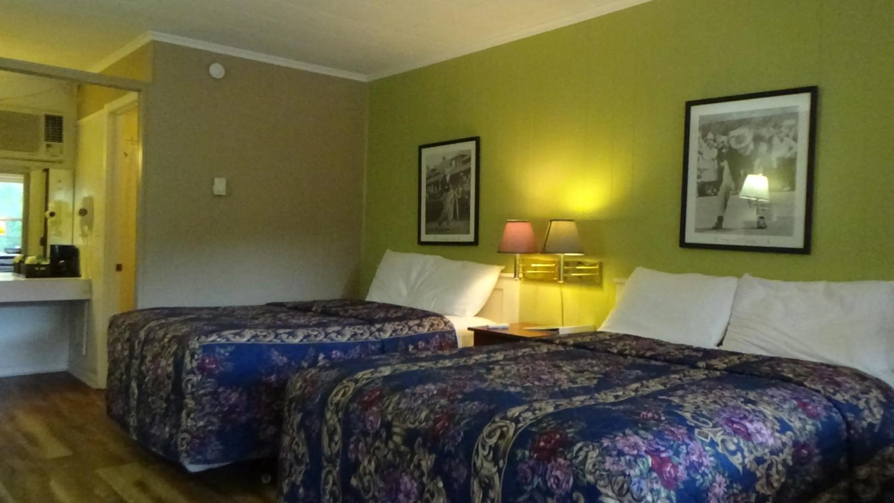 Bed in Roseloe Motel