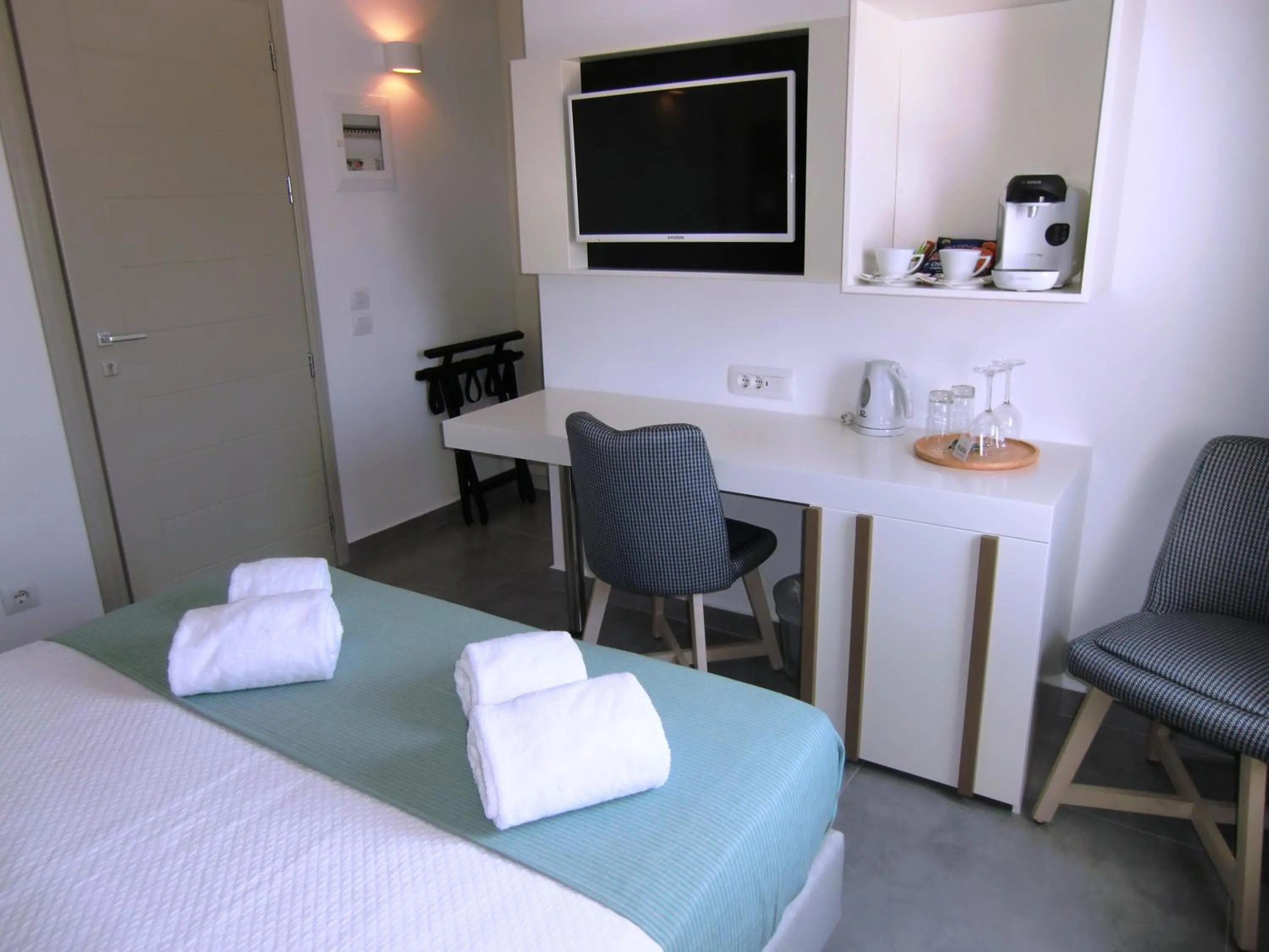 Photo of the whole room, Bed in Platia