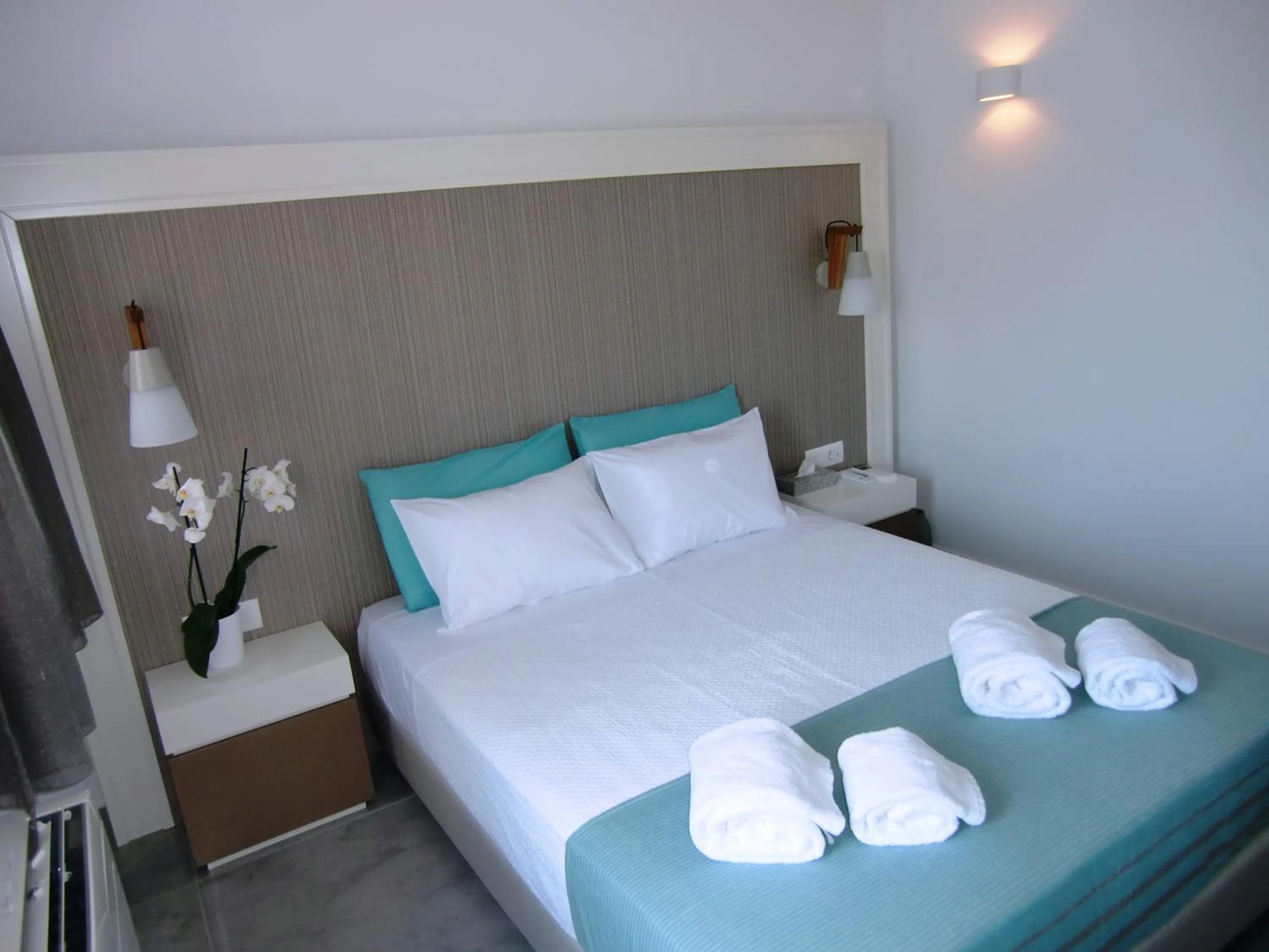 Photo of the whole room, Bed in Platia