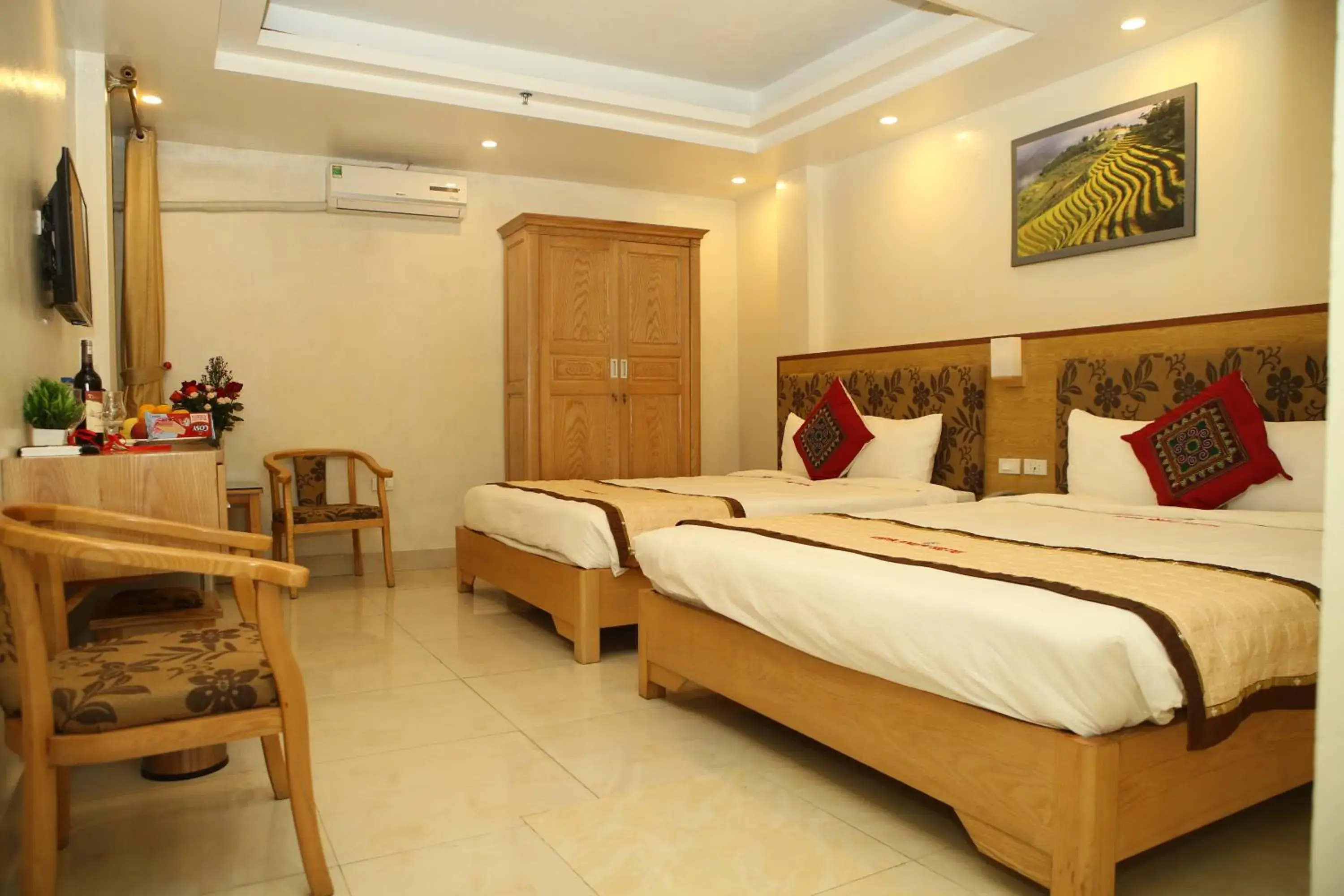 Deluxe Queen Room with Two Queen Beds in Sapa Snow Hotel Deluxe Queen Room with Two Queen Beds in Sapa Snow Hotel