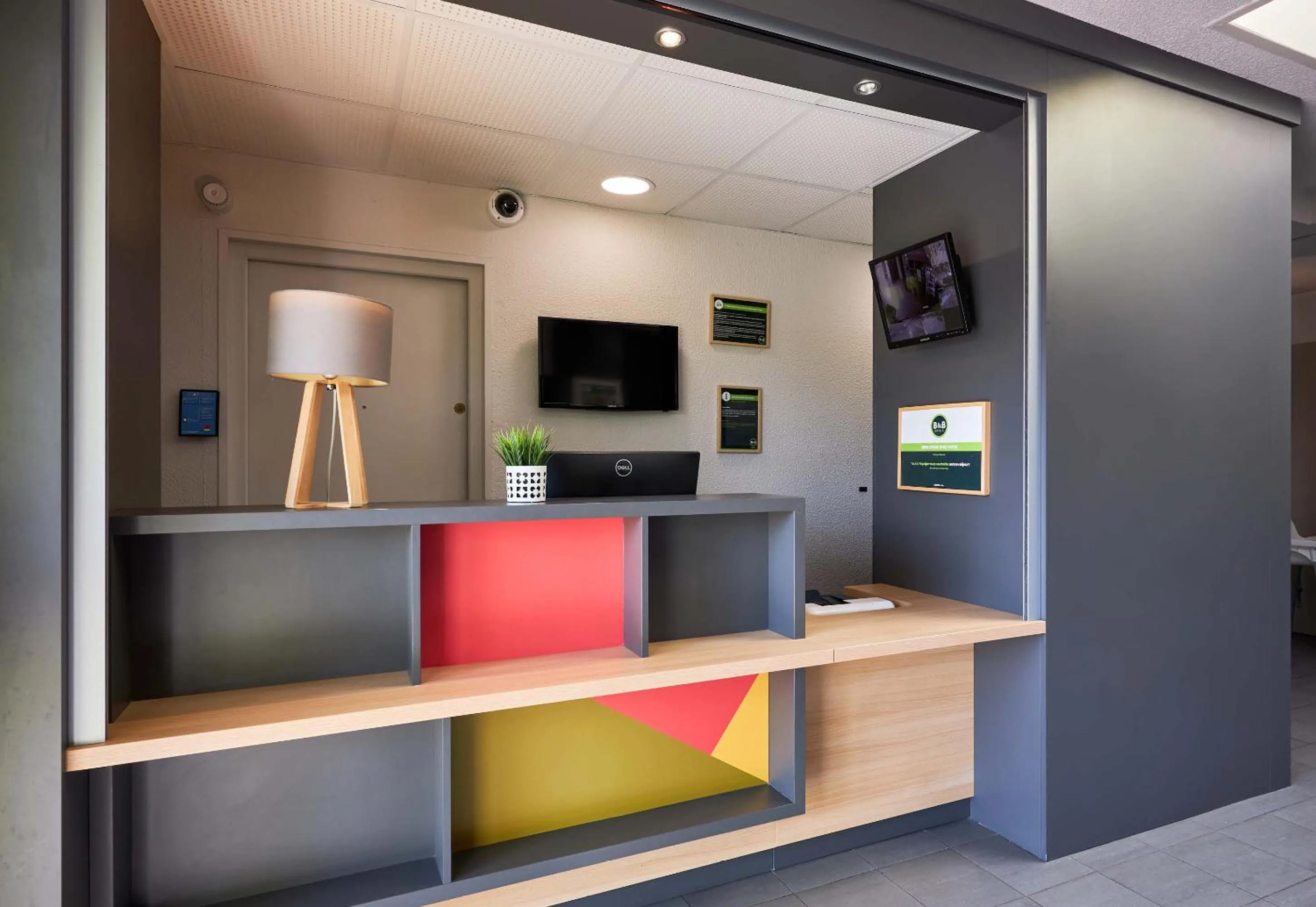 Lobby or reception in B&B HOTEL Caen Mémorial