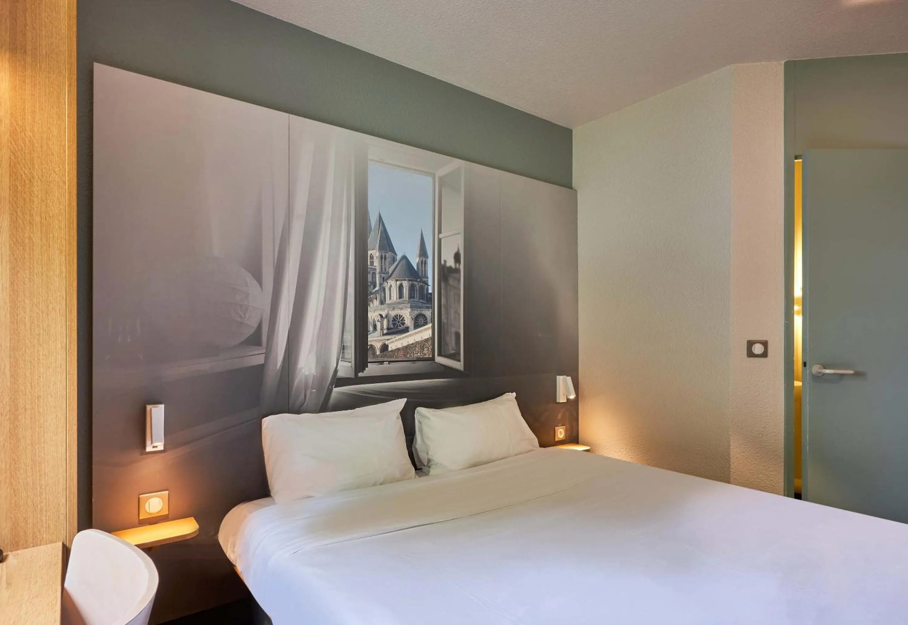 Bedroom, Bed in B&B HOTEL Caen Mémorial