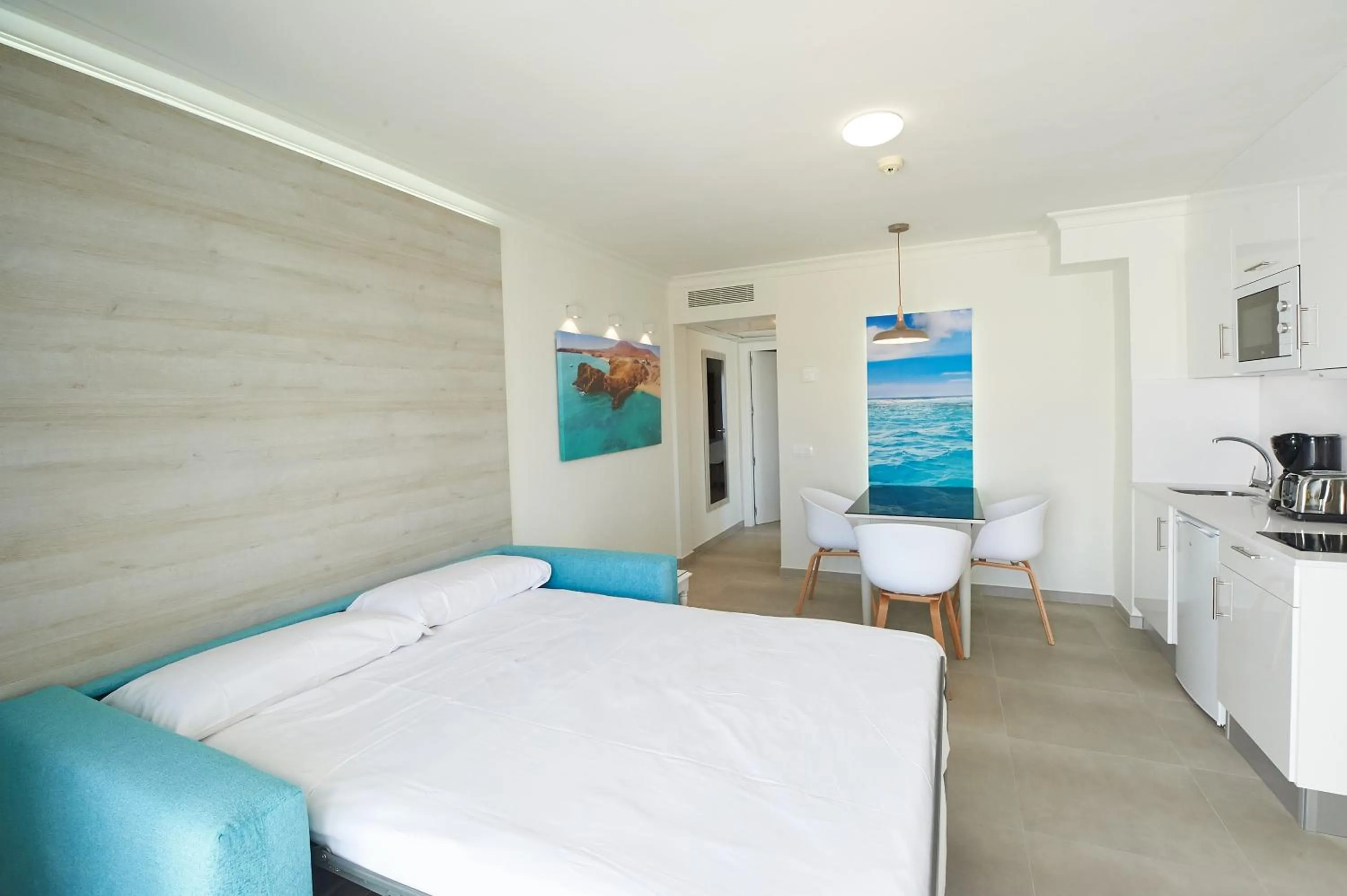 Photo of the whole room, Bed in Suite Hotel Montana Club