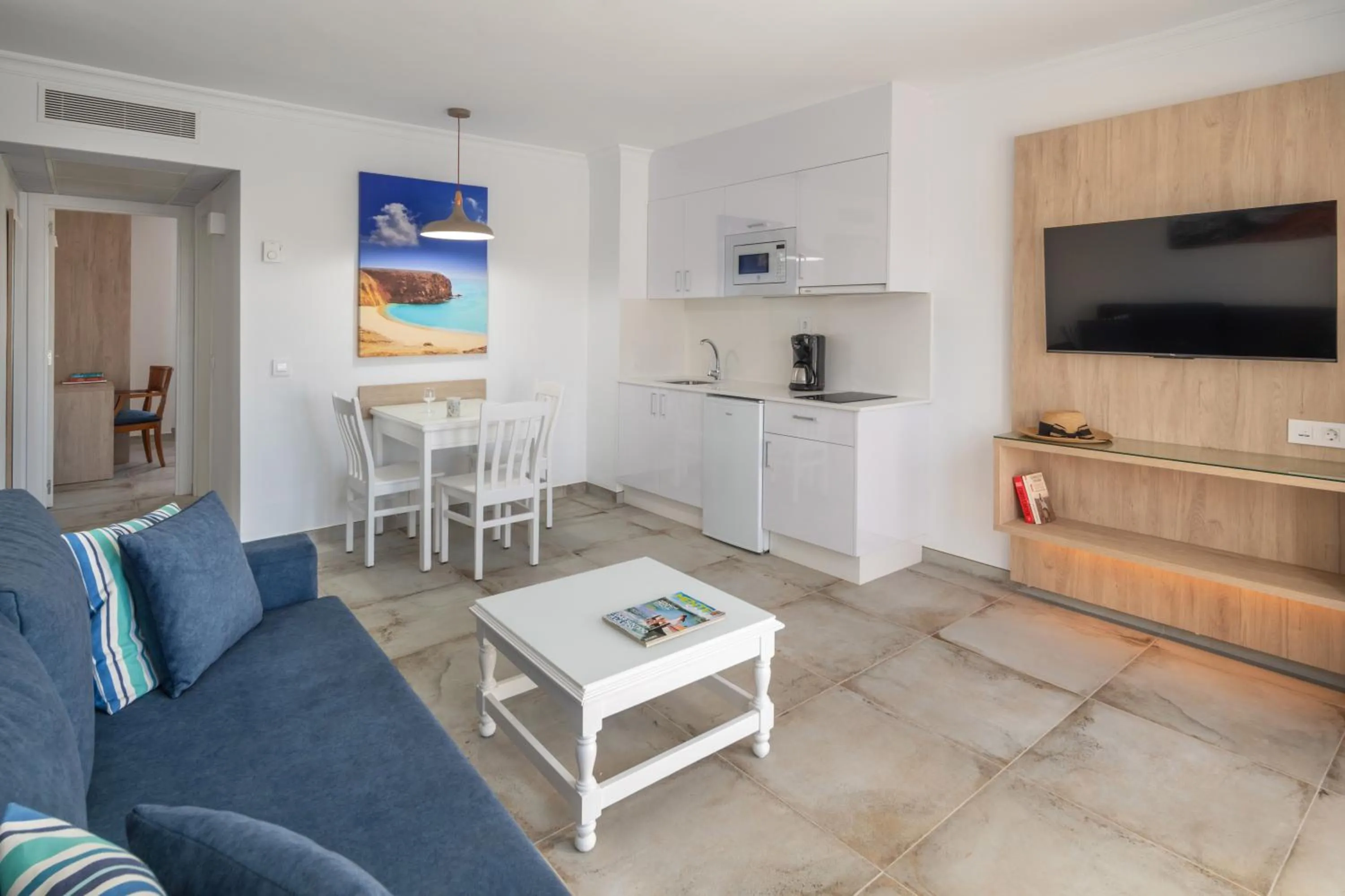 TV and multimedia in Suite Hotel Montana Club