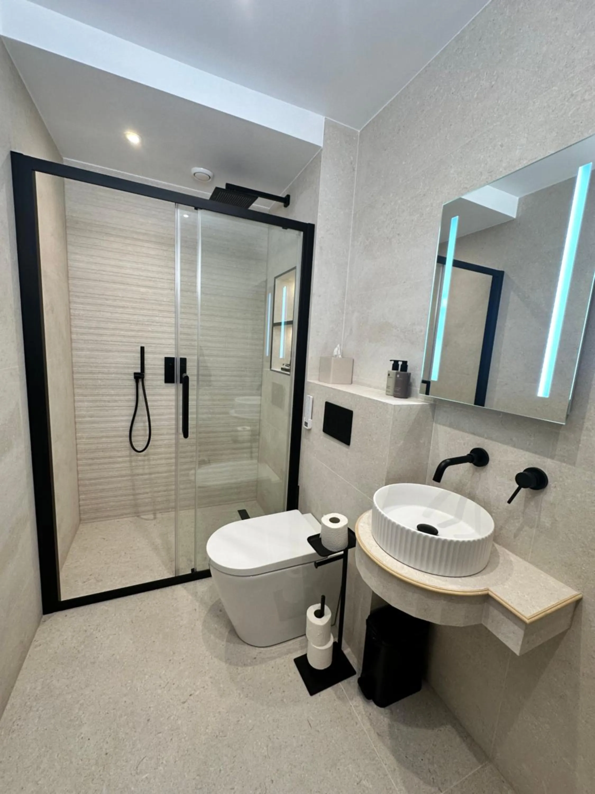 Shower in Chiltern Street Serviced Apartments - Marylebone