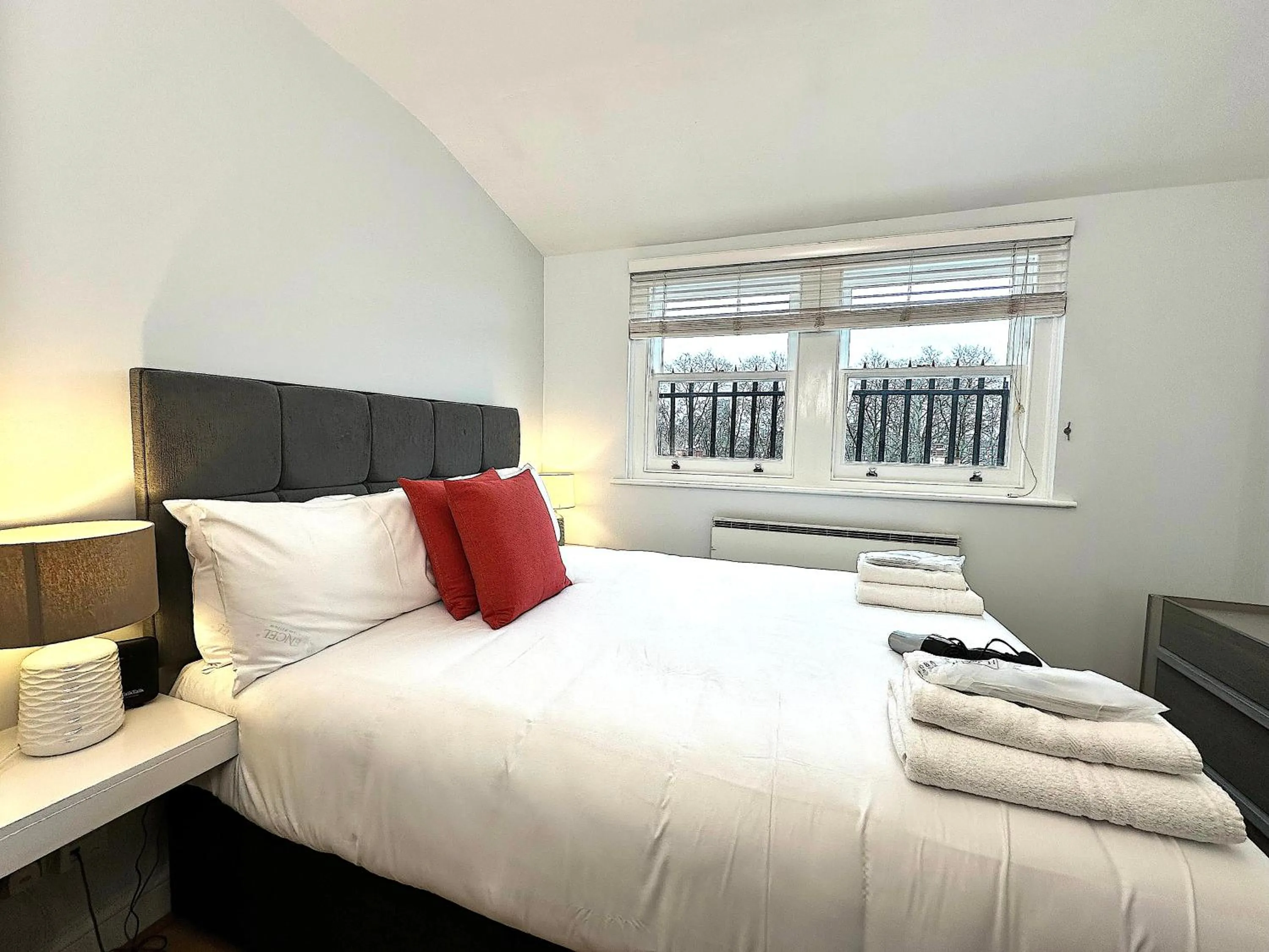 Bedroom, Bed in Chiltern Street Serviced Apartments - Marylebone