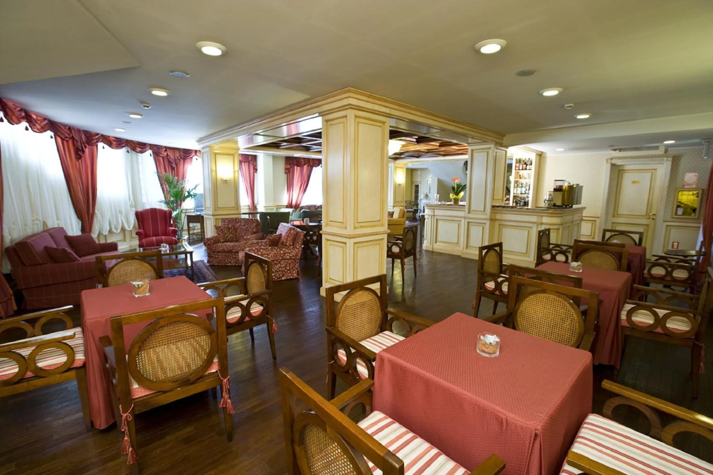 Lounge or bar in Hotel De La Ville