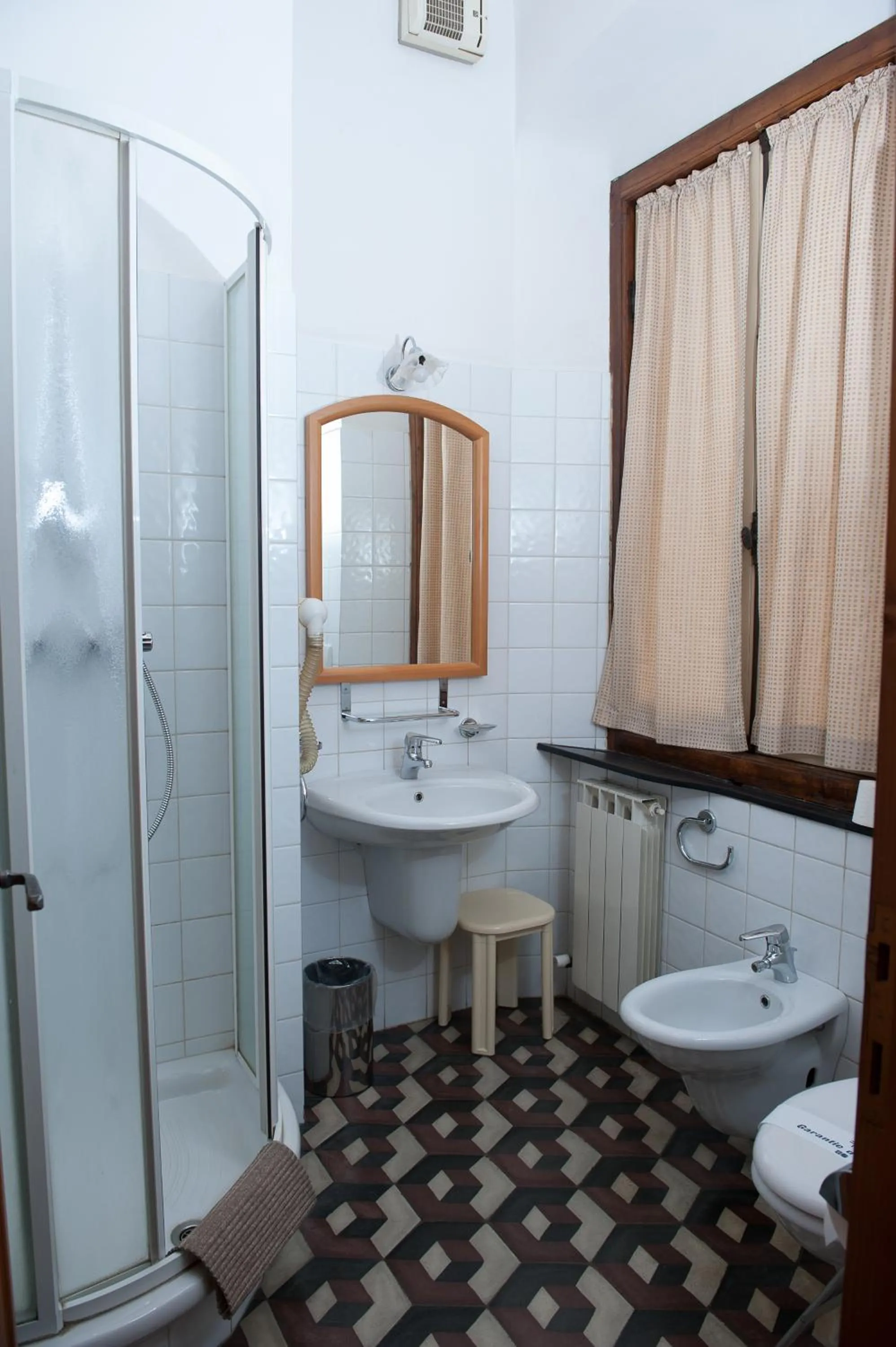 Shower in Albergo Vittoria