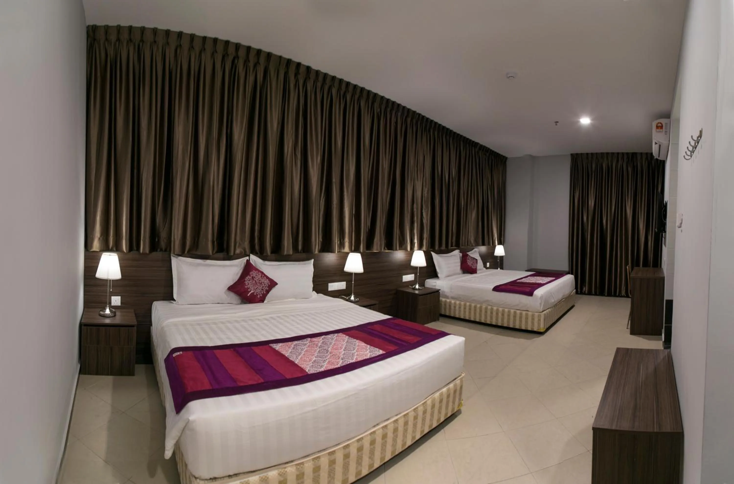 Photo of the whole room, Bed in Lavana Hotel, Chinatown