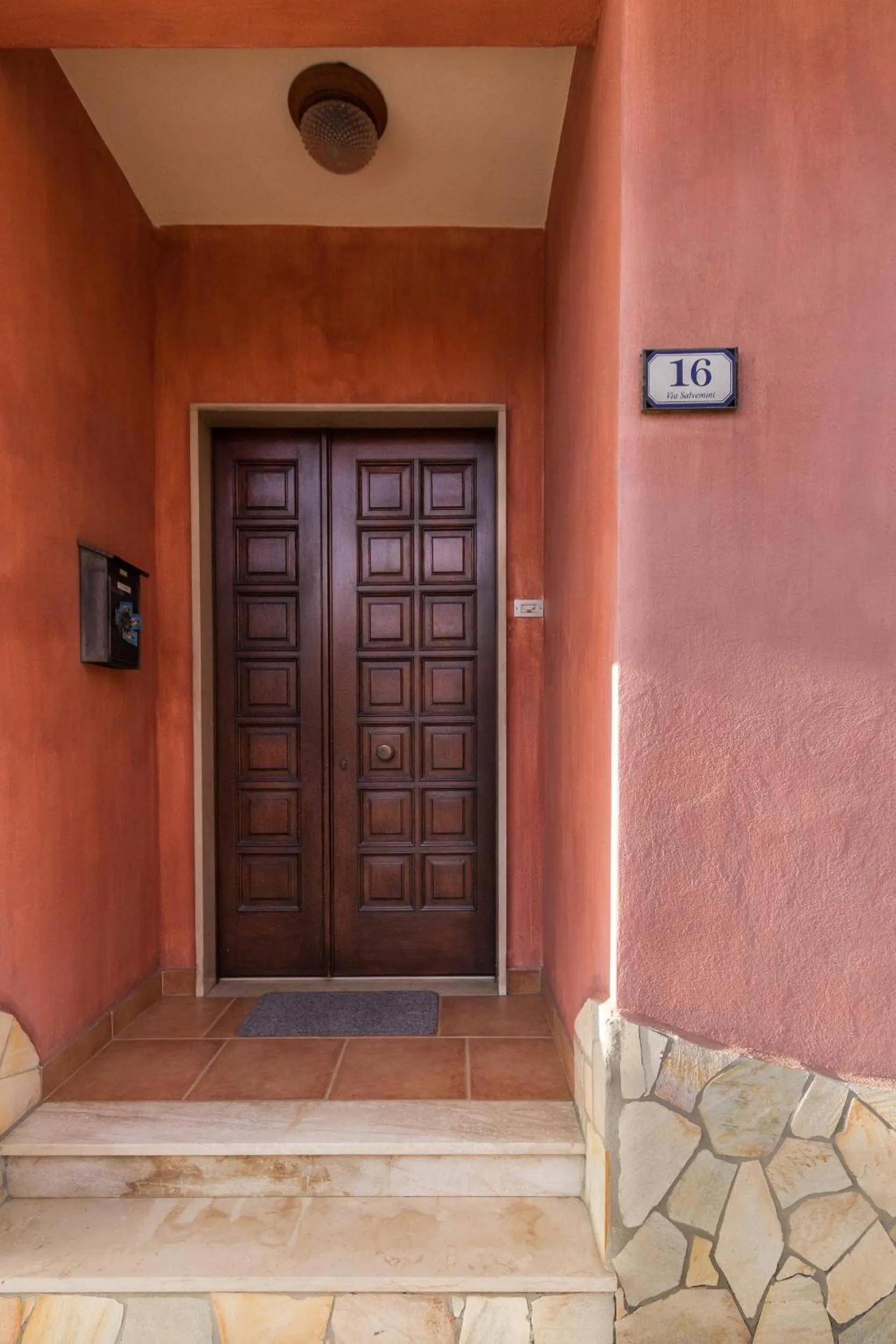 Facade/entrance in Su Connotu