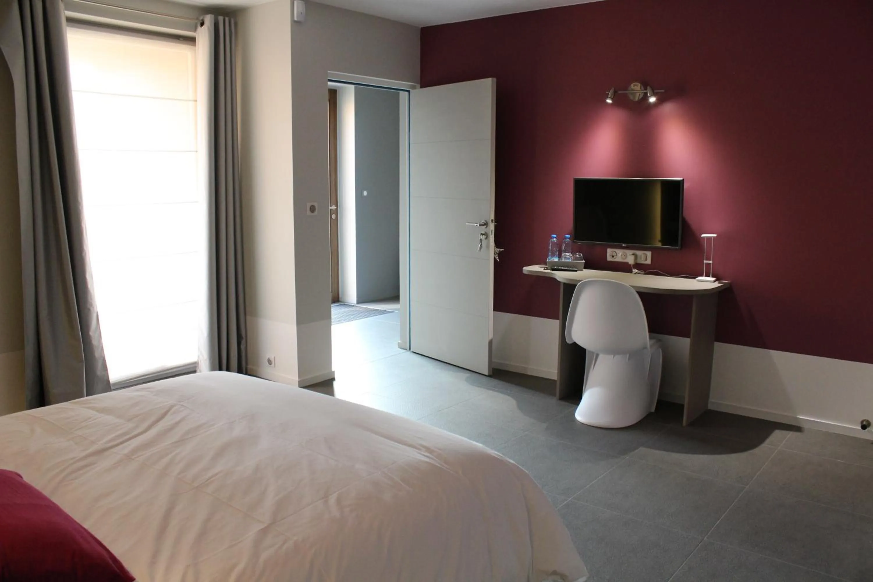 King Room with Roll-In Shower - Disability Access in La Couture du Charme