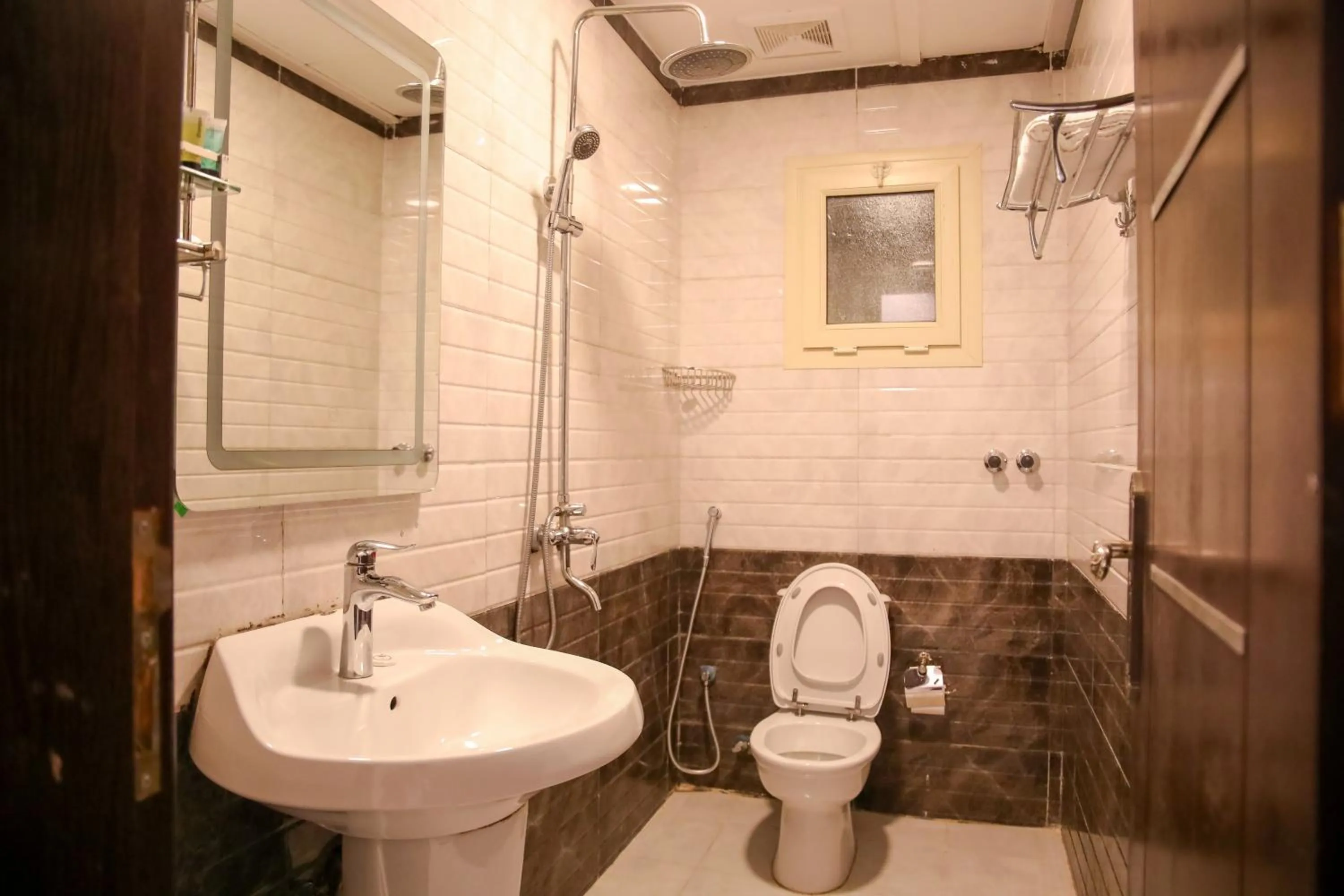 Shower in شقق ارين البساتين