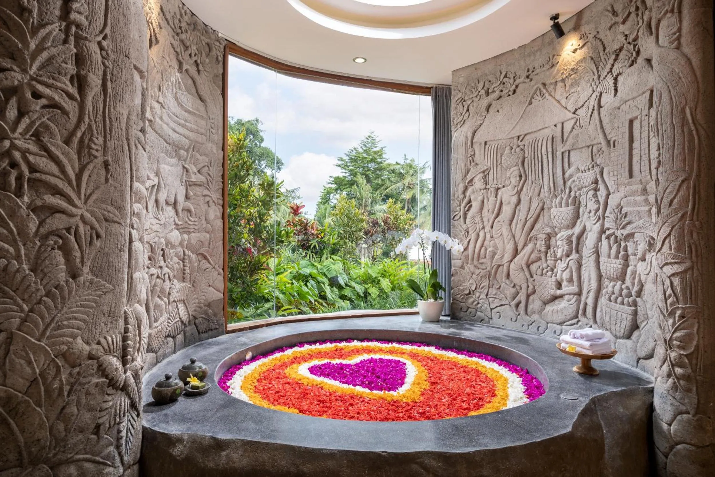 Bath in The Alena Resort a Pramana Experience