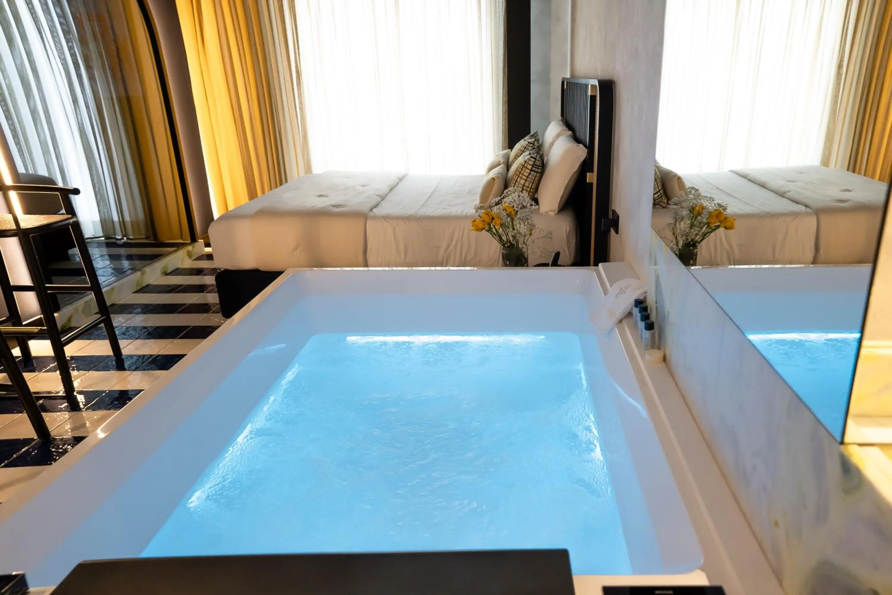 Hot Tub, Bed in Hotel Orizzonte