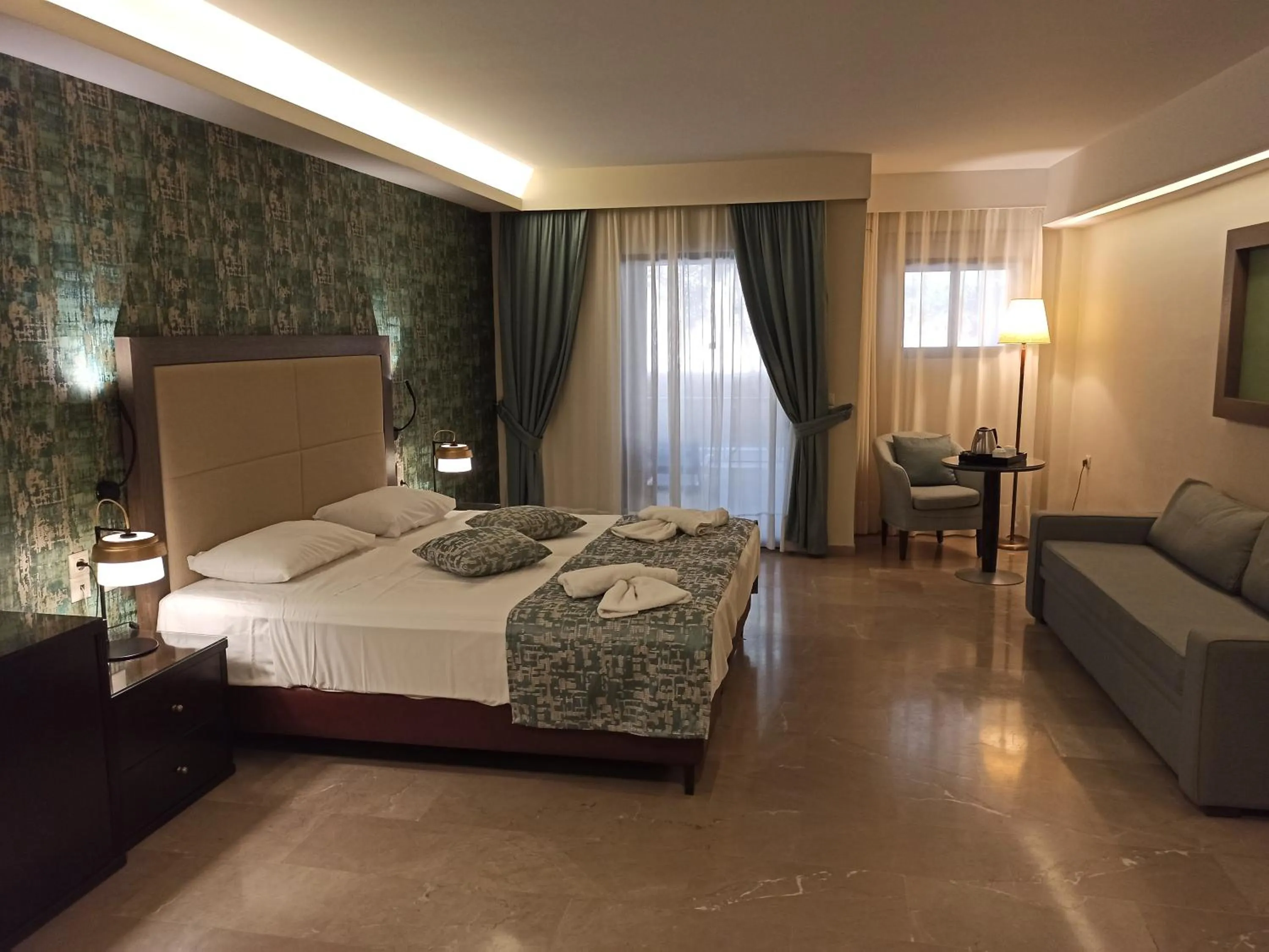 Photo of the whole room, Bed in King Minos Hotel