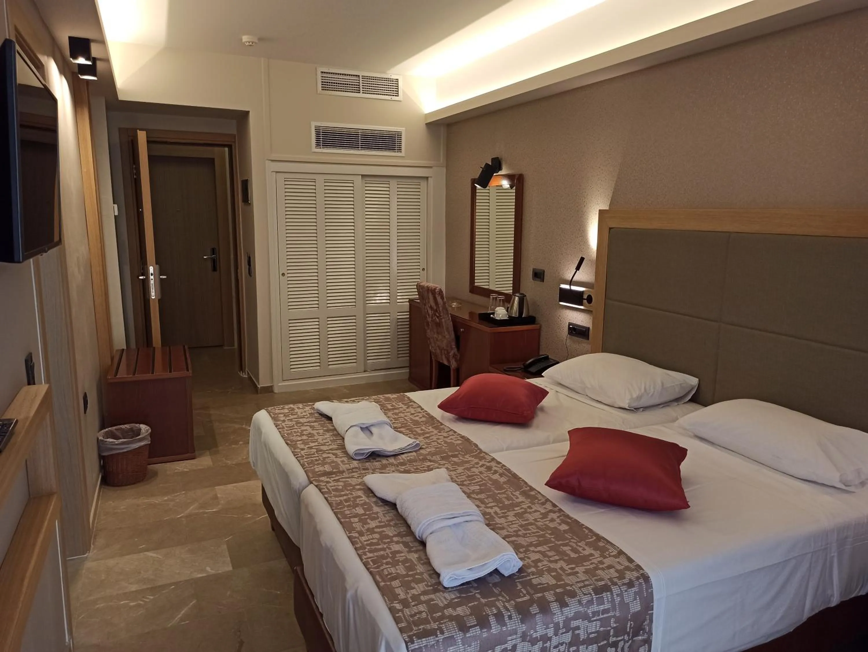 Photo of the whole room, Bed in King Minos Hotel