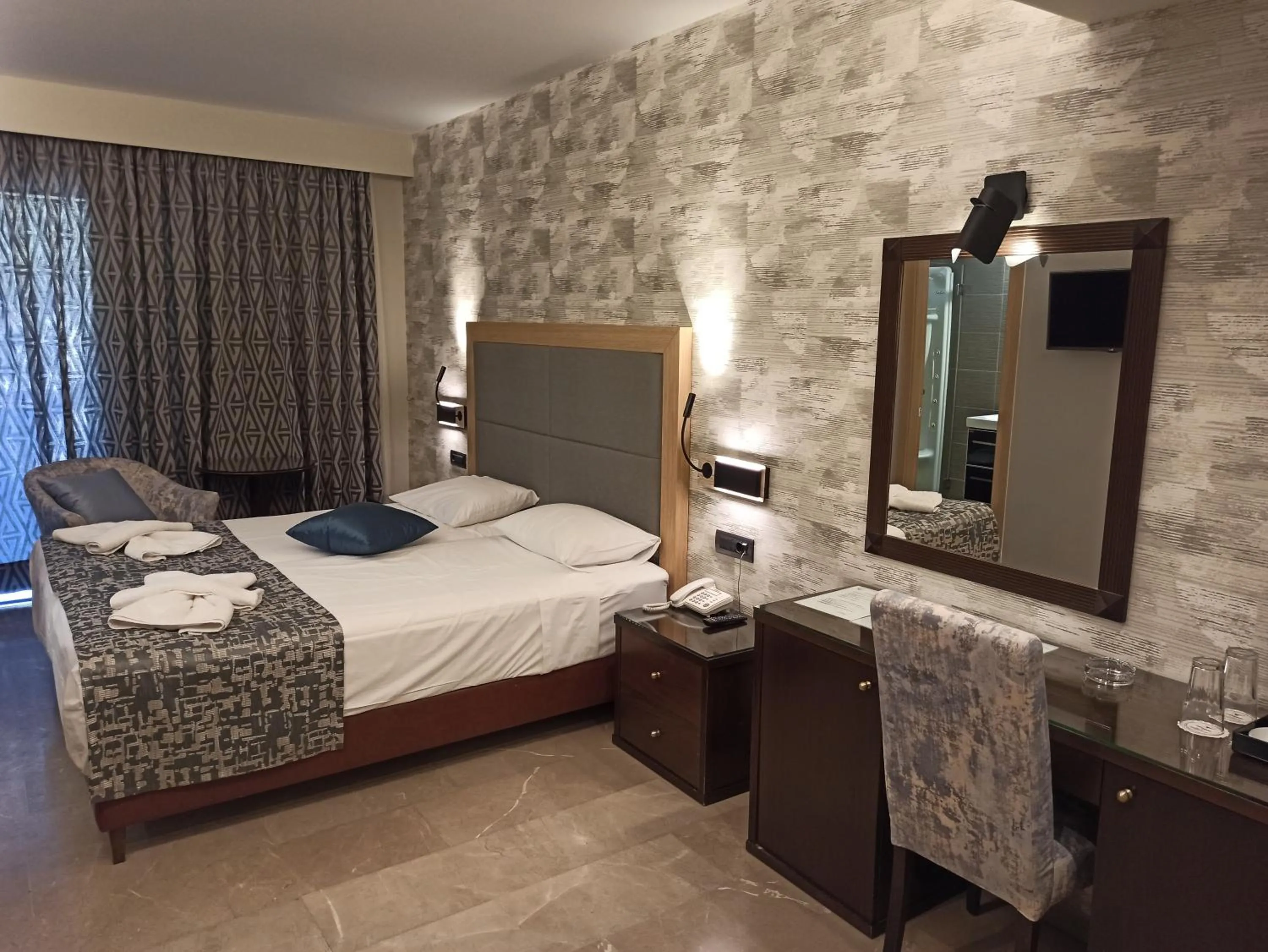 Photo of the whole room, Bed in King Minos Hotel