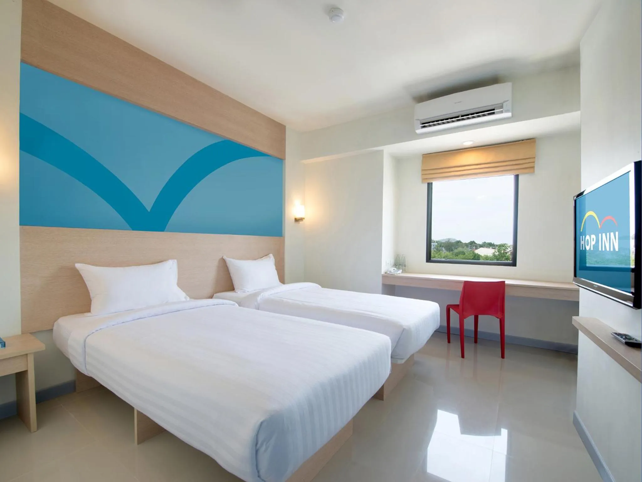 Photo of the whole room, Bed in Hop Inn Hotel Ermita Manila