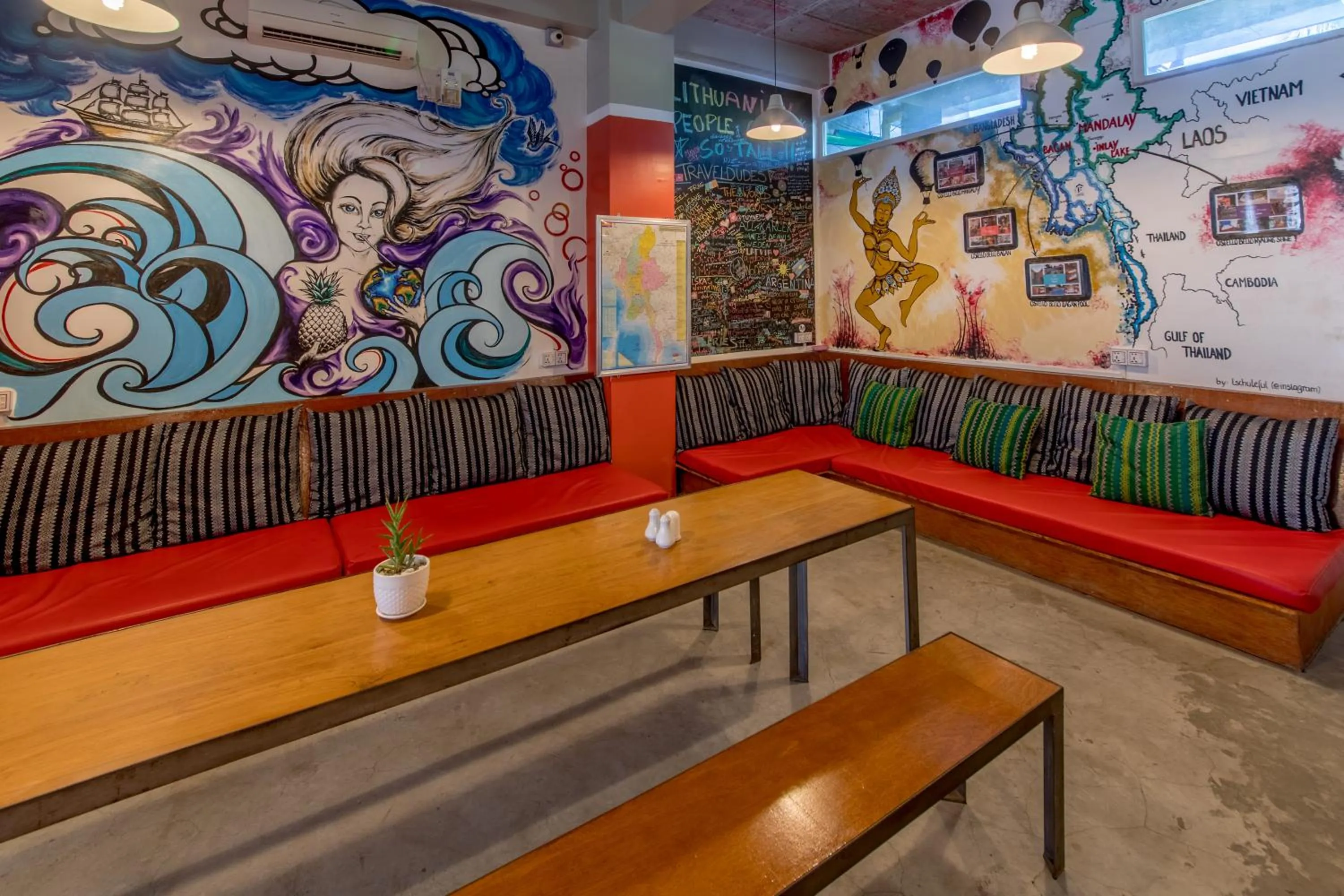 Lounge or bar in Ostello Bello Mandalay