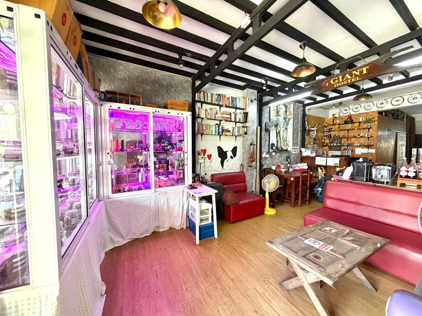 Facade/entrance in J Giant Hostel