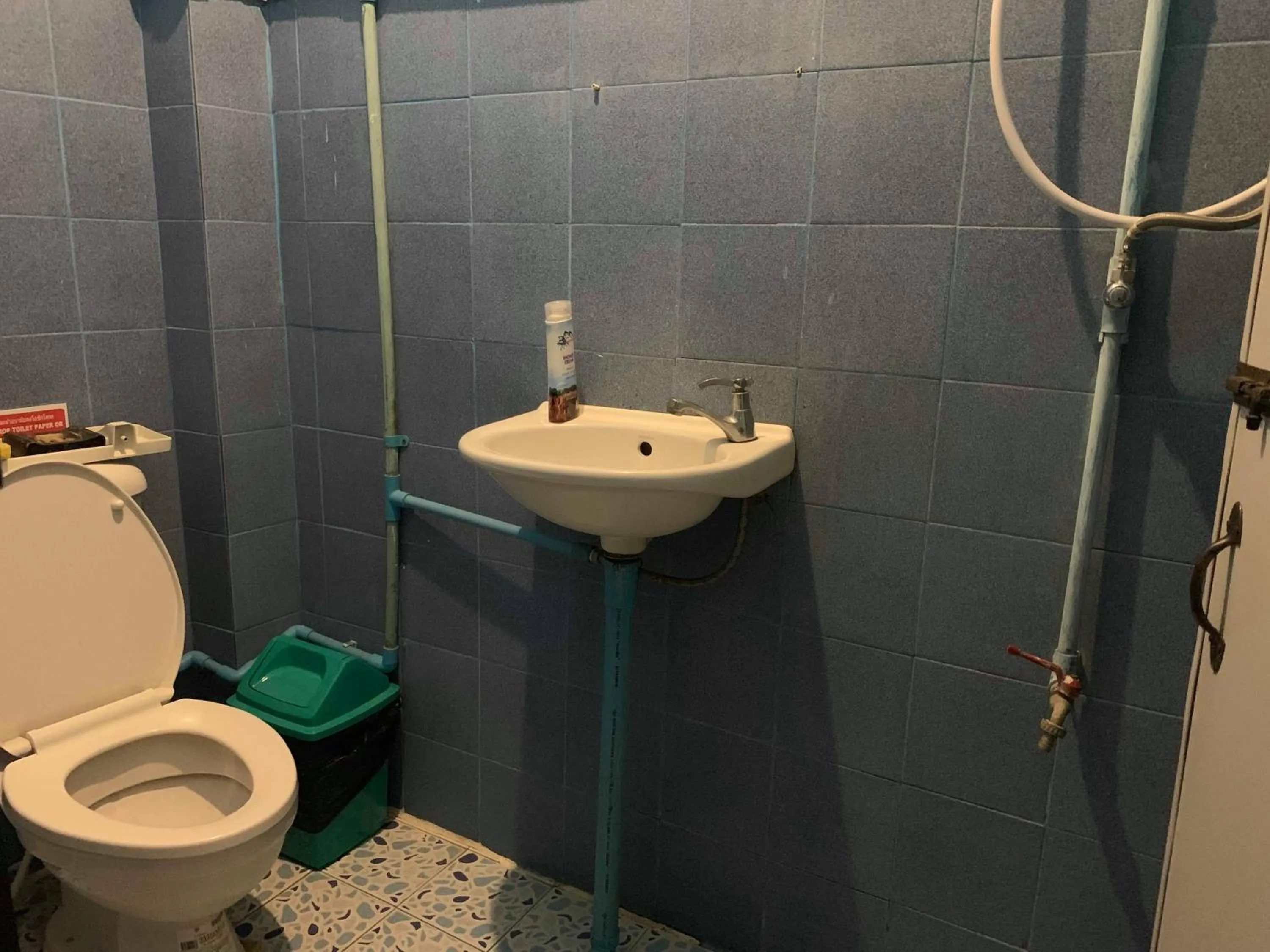 Bathroom in J Giant Hostel