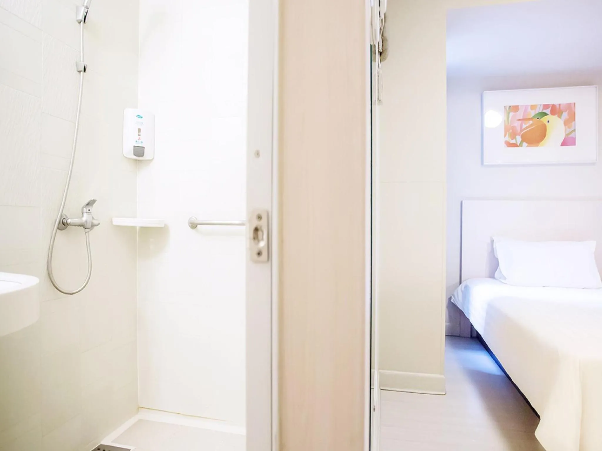 Bathroom, Bed in Jingjiang Inn Taiyuan Fuxi Street Wanda Plaza