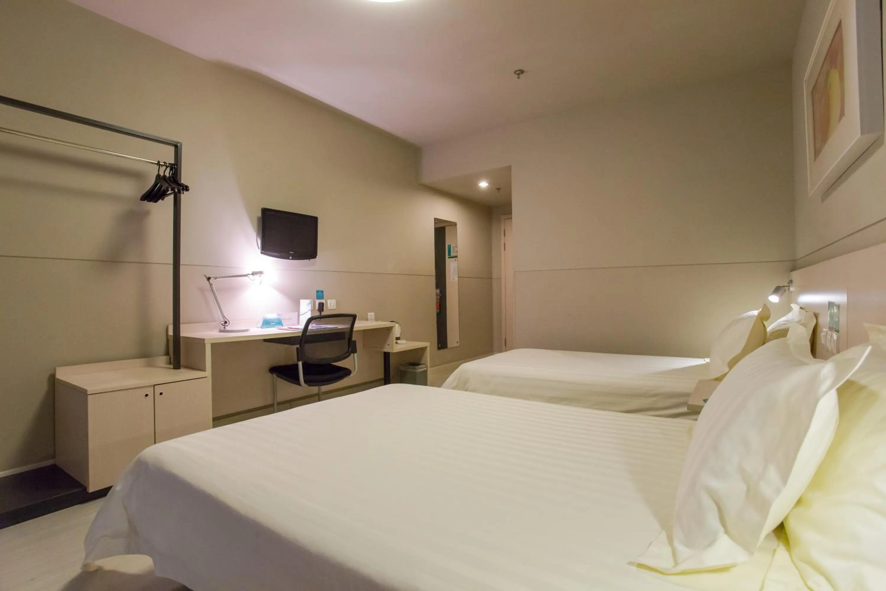 Photo of the whole room in Jinjiang Inn Beijing Xisi