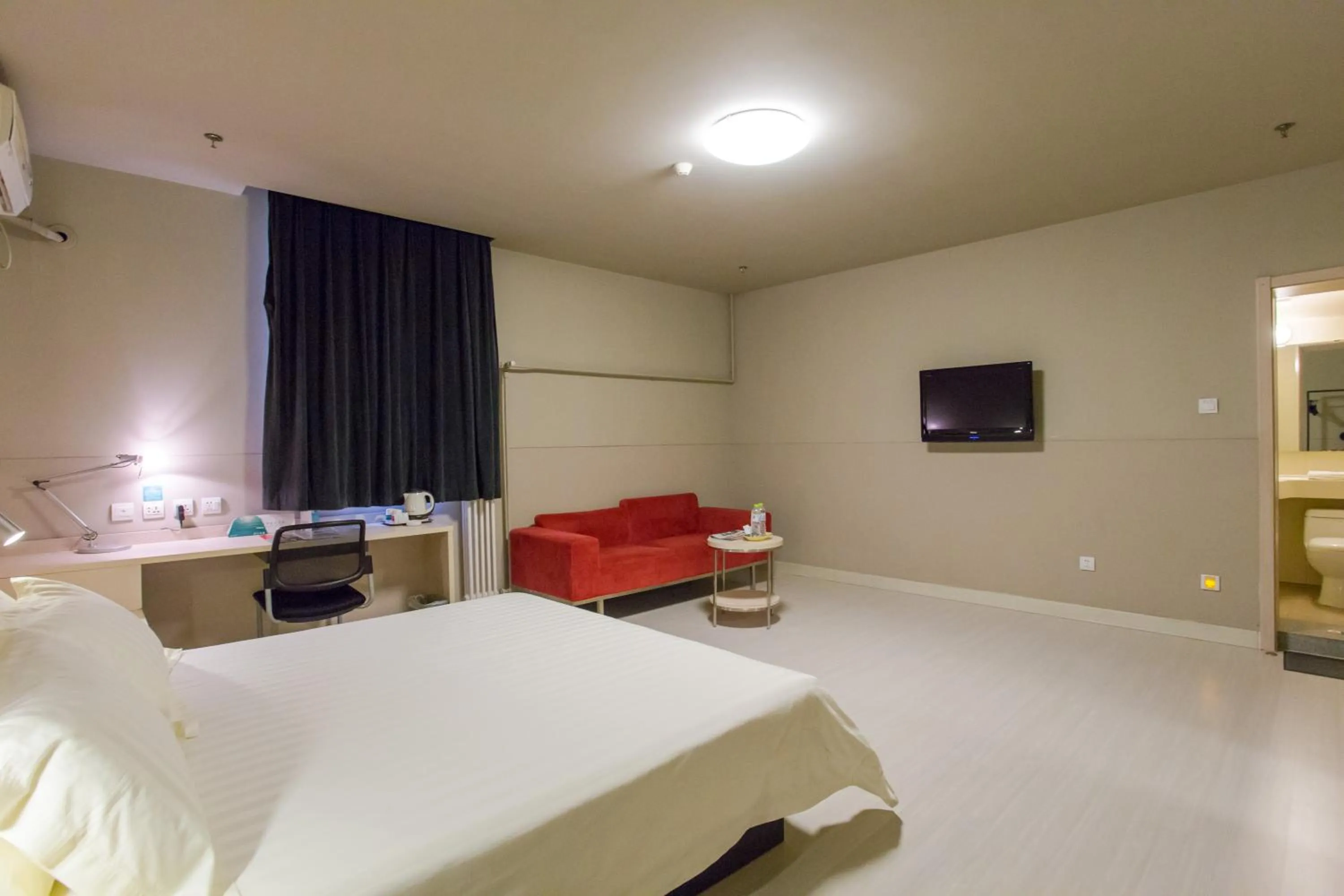 Photo of the whole room in Jinjiang Inn Beijing Xisi