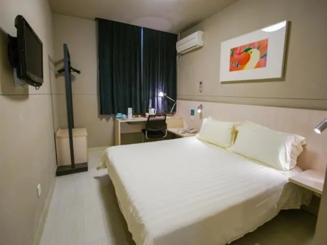 Bed in Jinjiang Inn Changzhou, Tianning Temple