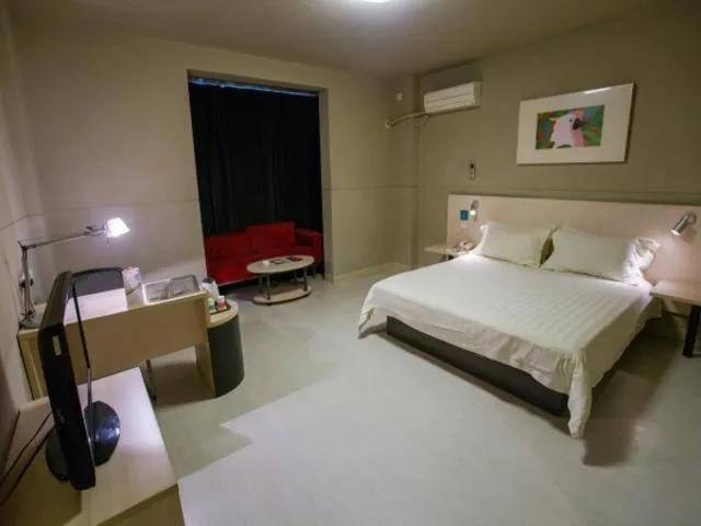 Bed in Jinjiang Inn Changzhou, Tianning Temple