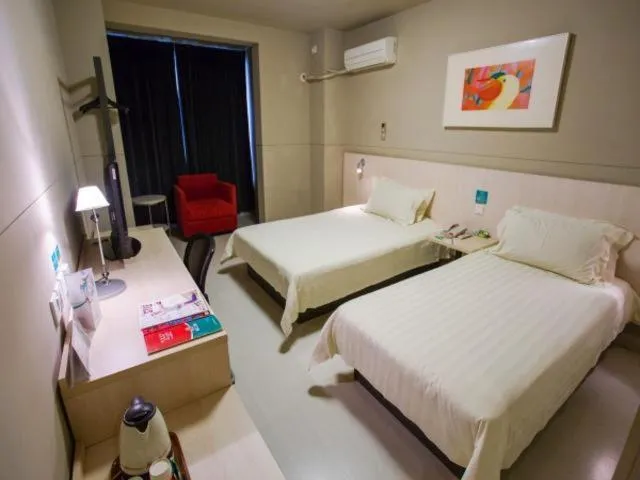 Bed in Jinjiang Inn Changzhou, Tianning Temple