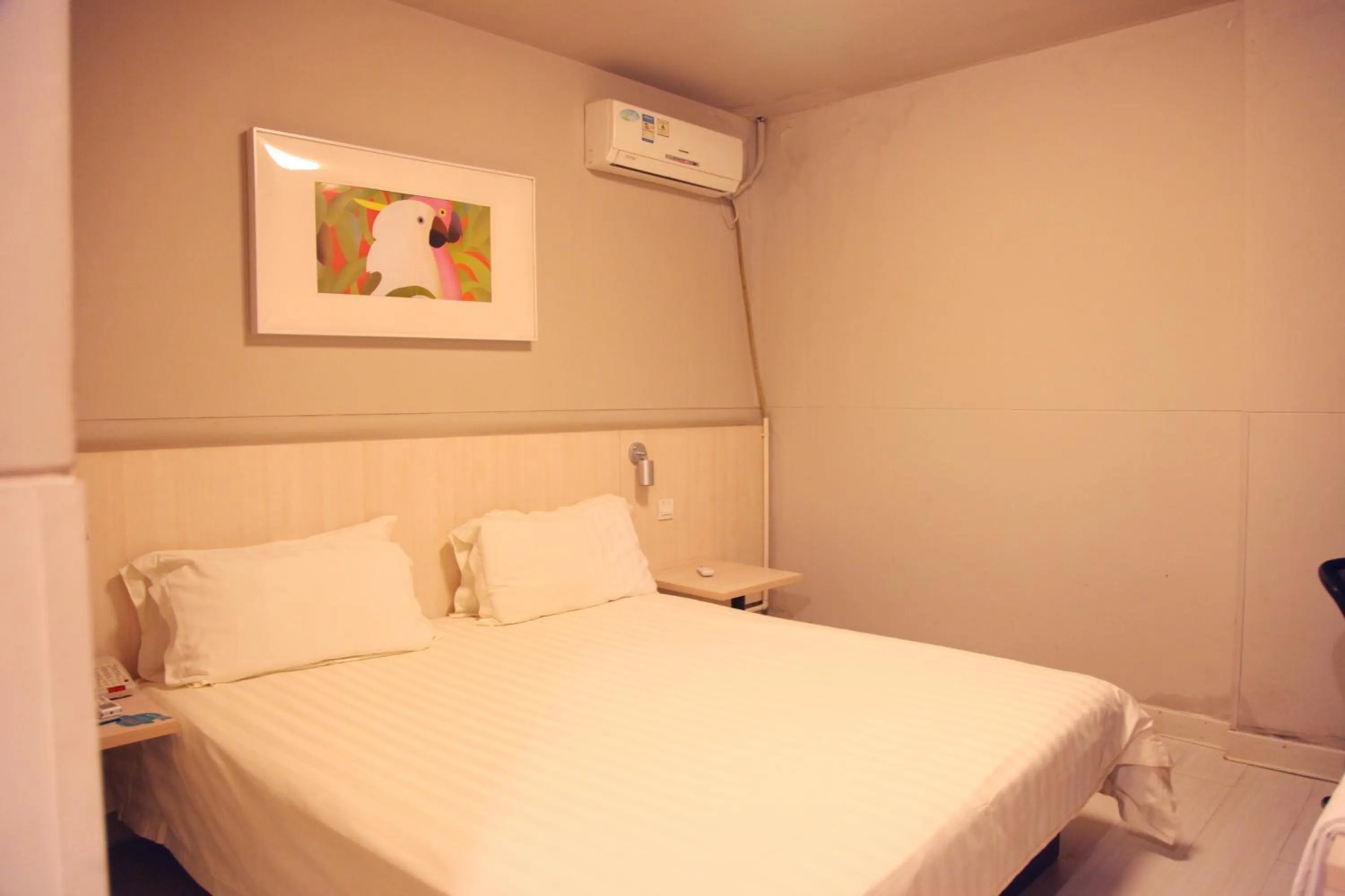 Bed in Jinjiang Inn Beijing Zoo