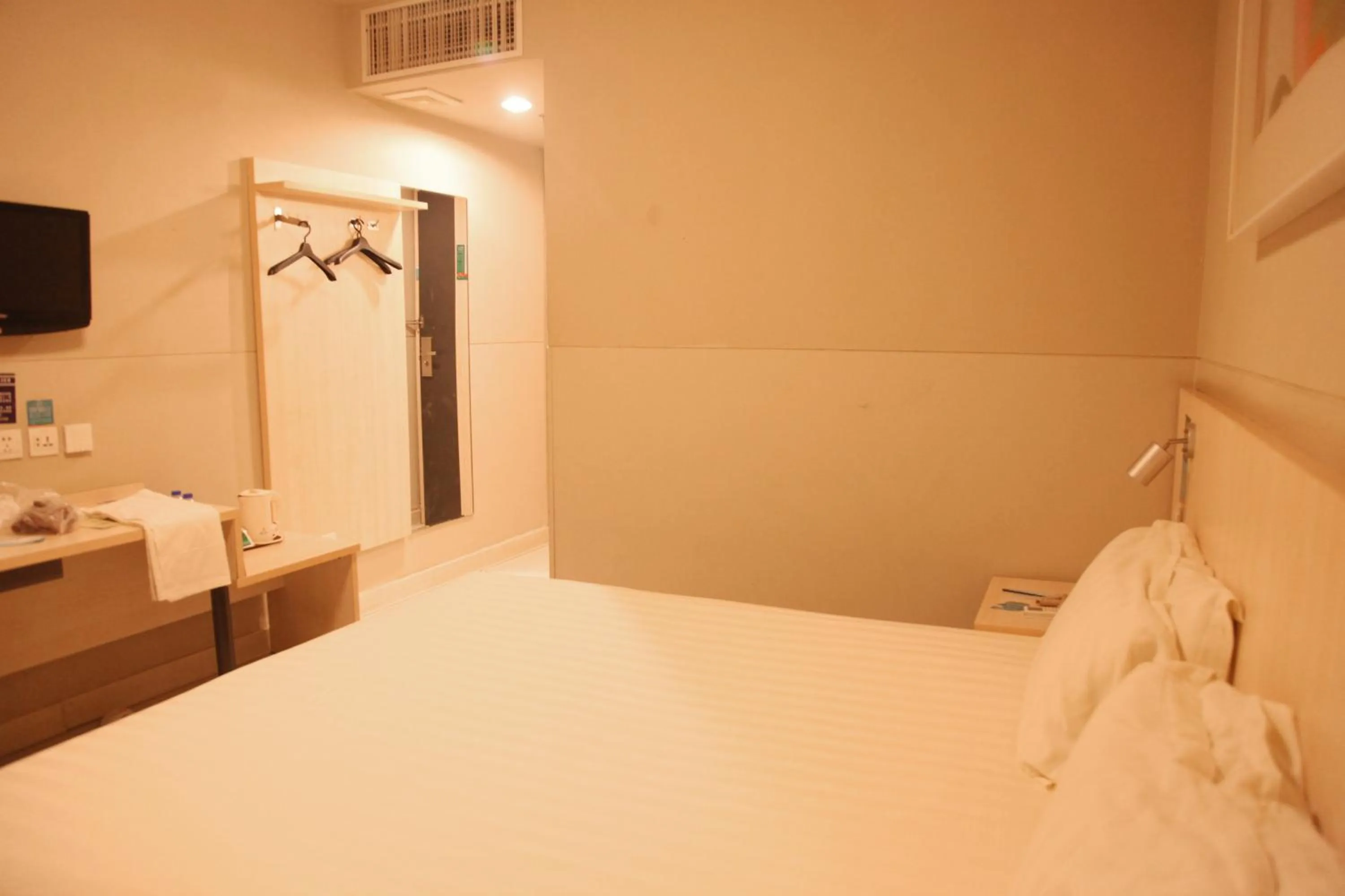 Bed in Jinjiang Inn Beijing Zoo